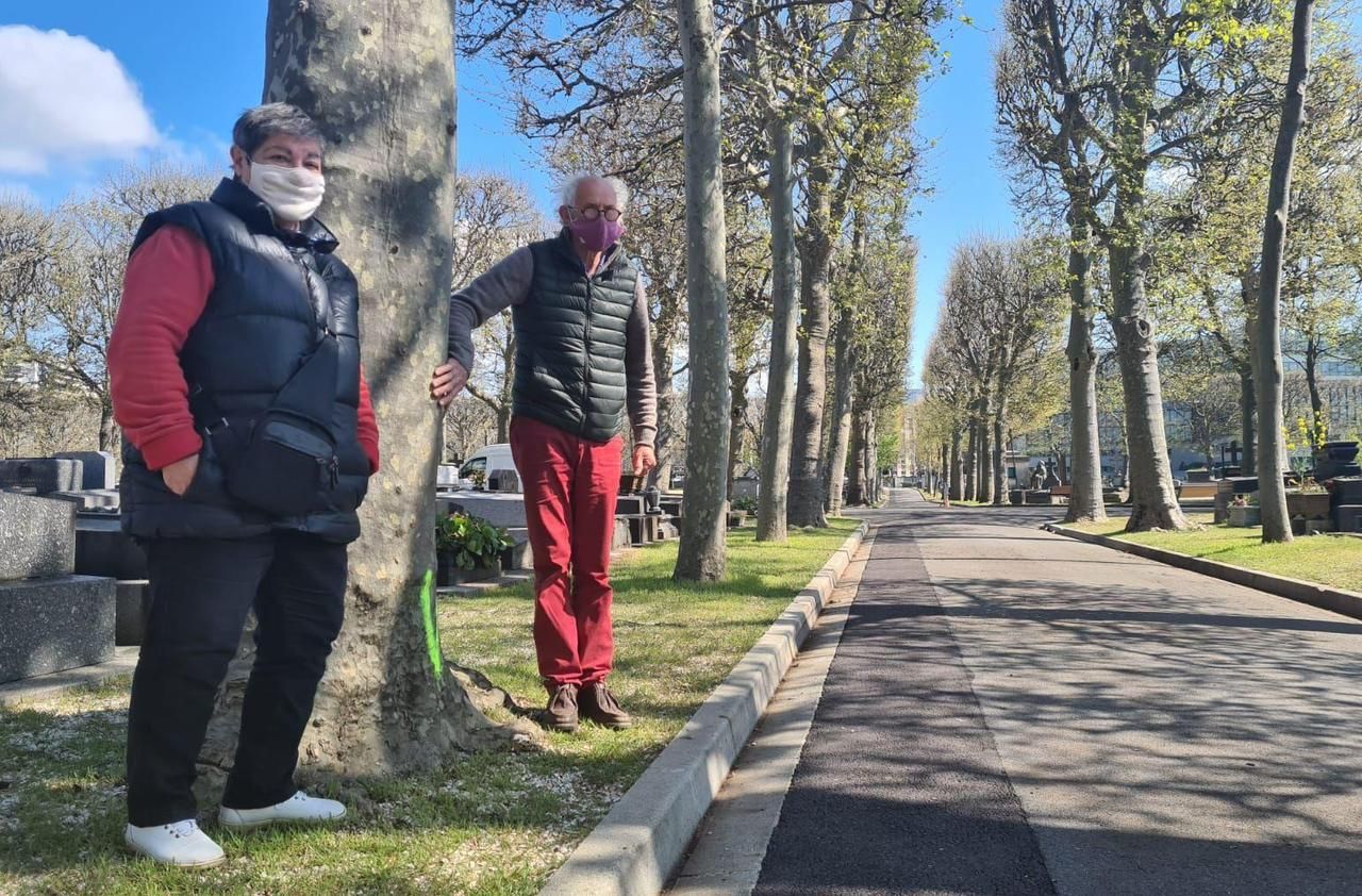 <b></b> Boulogne, mardi 13 avril 2021. Louis Vallin, membre de l'association Arbres, et Agnès Bauche, présidente de l'association Action environnement Boulogne, militent contre l'abattage des platanes du cimetière Pierre-Grenier.