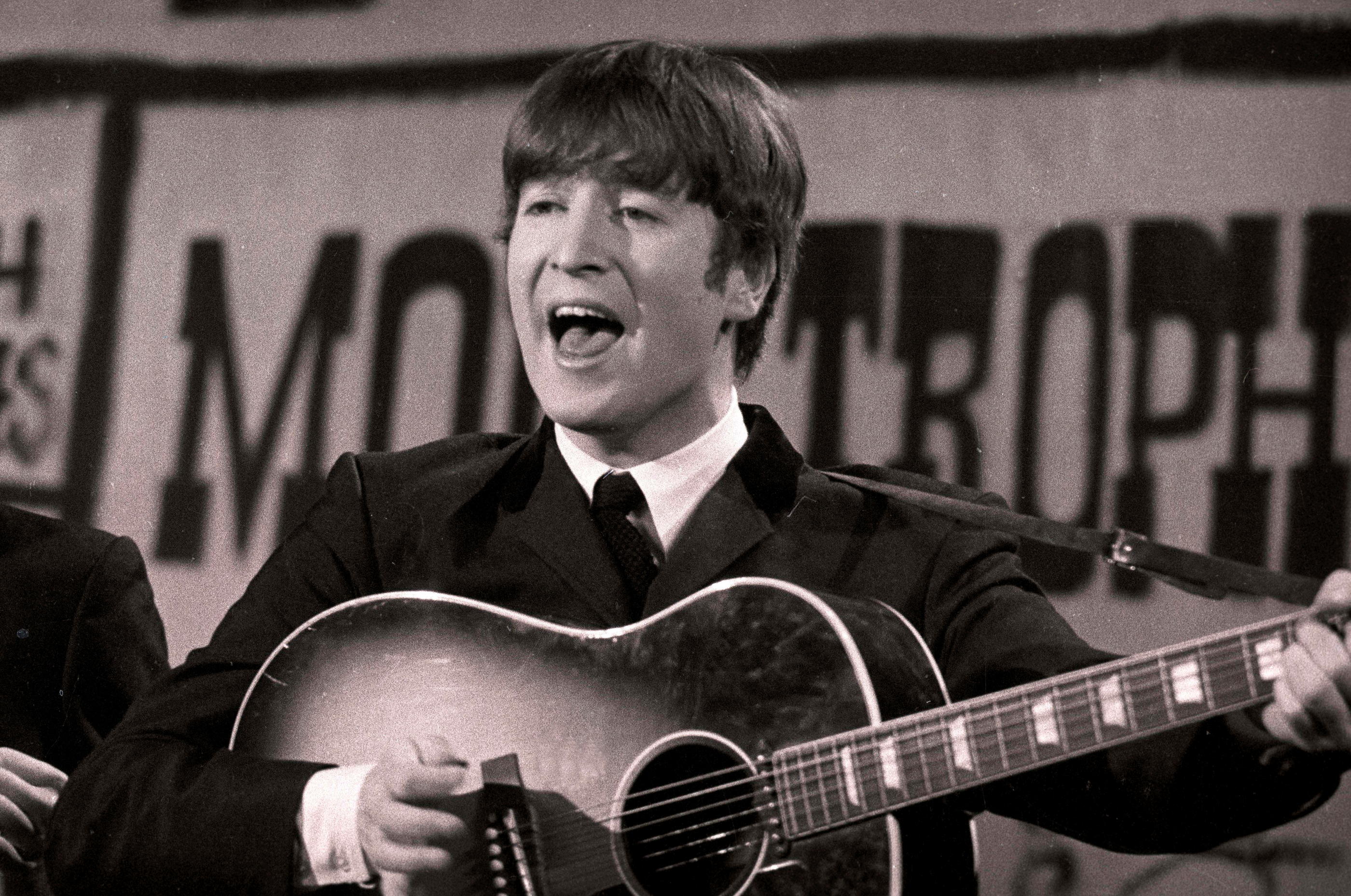 John Lennon, ici en 1963. Un morceau inédit, réalisé avec l’aide d’une IA, permettra d'entendre à nouveau la voix du célèbre chanteur des Beatles. ITV/Rex Features/REX/SIPA