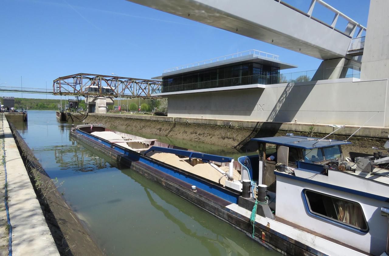 <b></b> Boissise-le-Roi, jeudi à 14 heures. La vieille écluse des Vives-Eaux fonctionnait de nouveau après une matinée d’arrêt complète du trafic sur le fleuve.