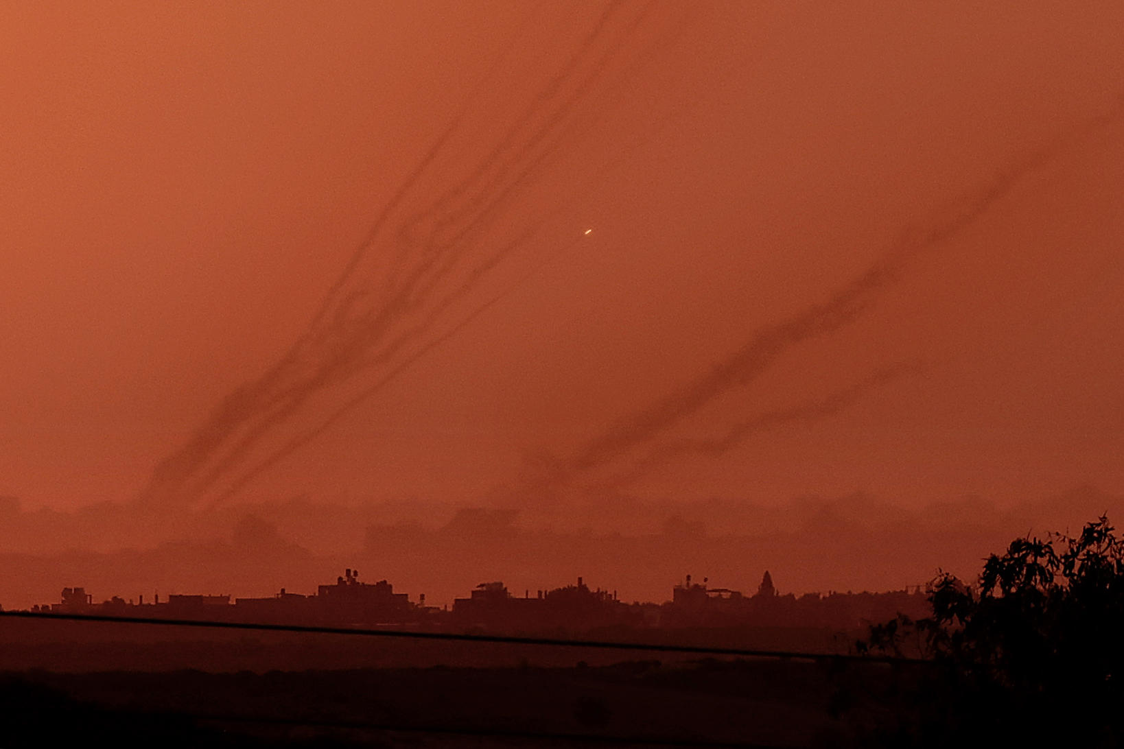 Une salve de roquettes tirées vers Israël depuis la bande de Gaza, vue de la ville de Sderot dans l'Etat hébreu, le 16 octobre. AFP/Thomas Coex