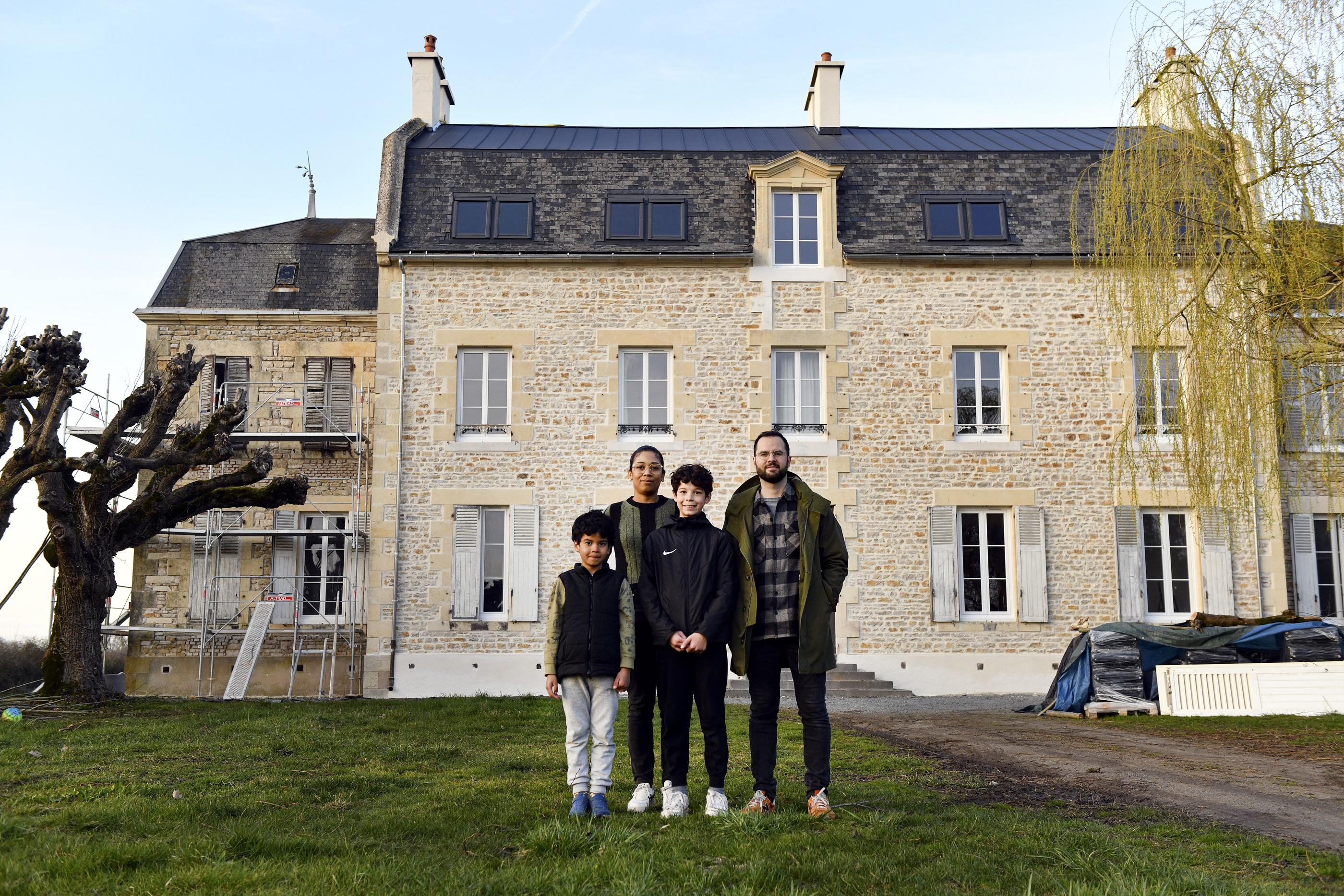 Cette famille a quitté sa maison du Val d'Oise pour s'installer dans ce château à Mars-sur-Allier, à côté de Nevers, dans la Nièvre. Elle se donne dix ans pour tout refaire, intérieur comme extérieur. LP/Christophe Masson