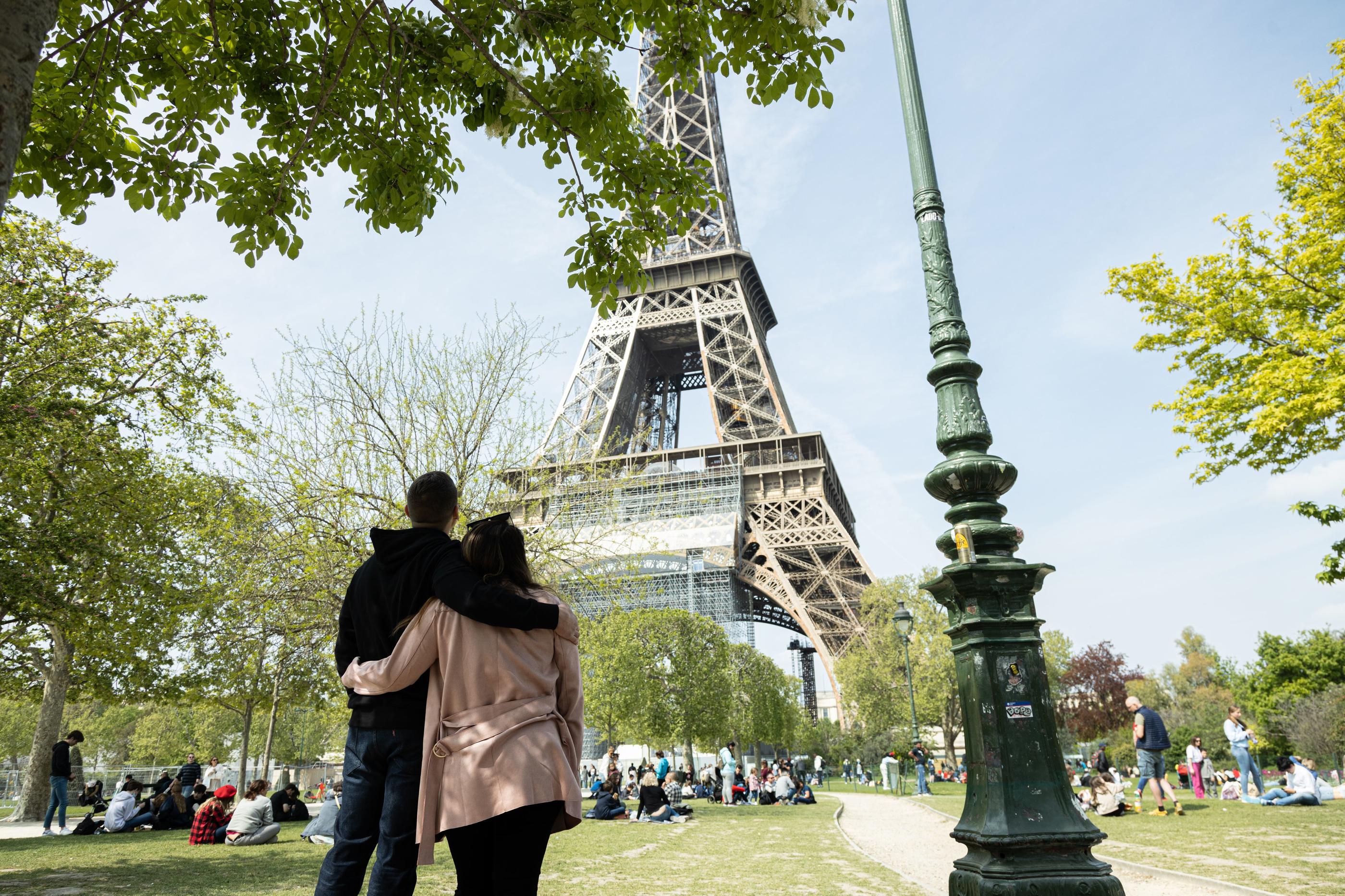 La fronde dénonçant l'abattage d'arbres à venir près de la tour Eiffel a contraint la Ville a revoir son projet de réaménagement des lieux. LP/Stephane DUPRAT