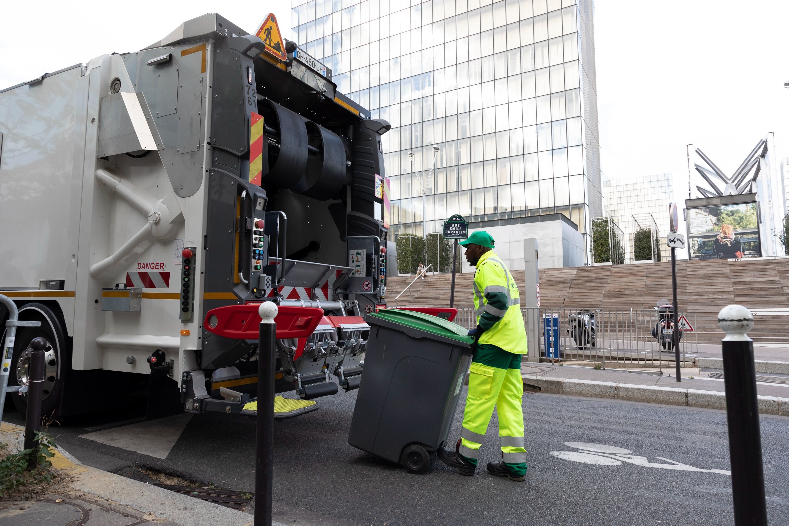 Paris (XIIIe). Les dix-huit bennes à ordures électriques permettent d'économiser 20 tonnes de CO2 par semaine. DR