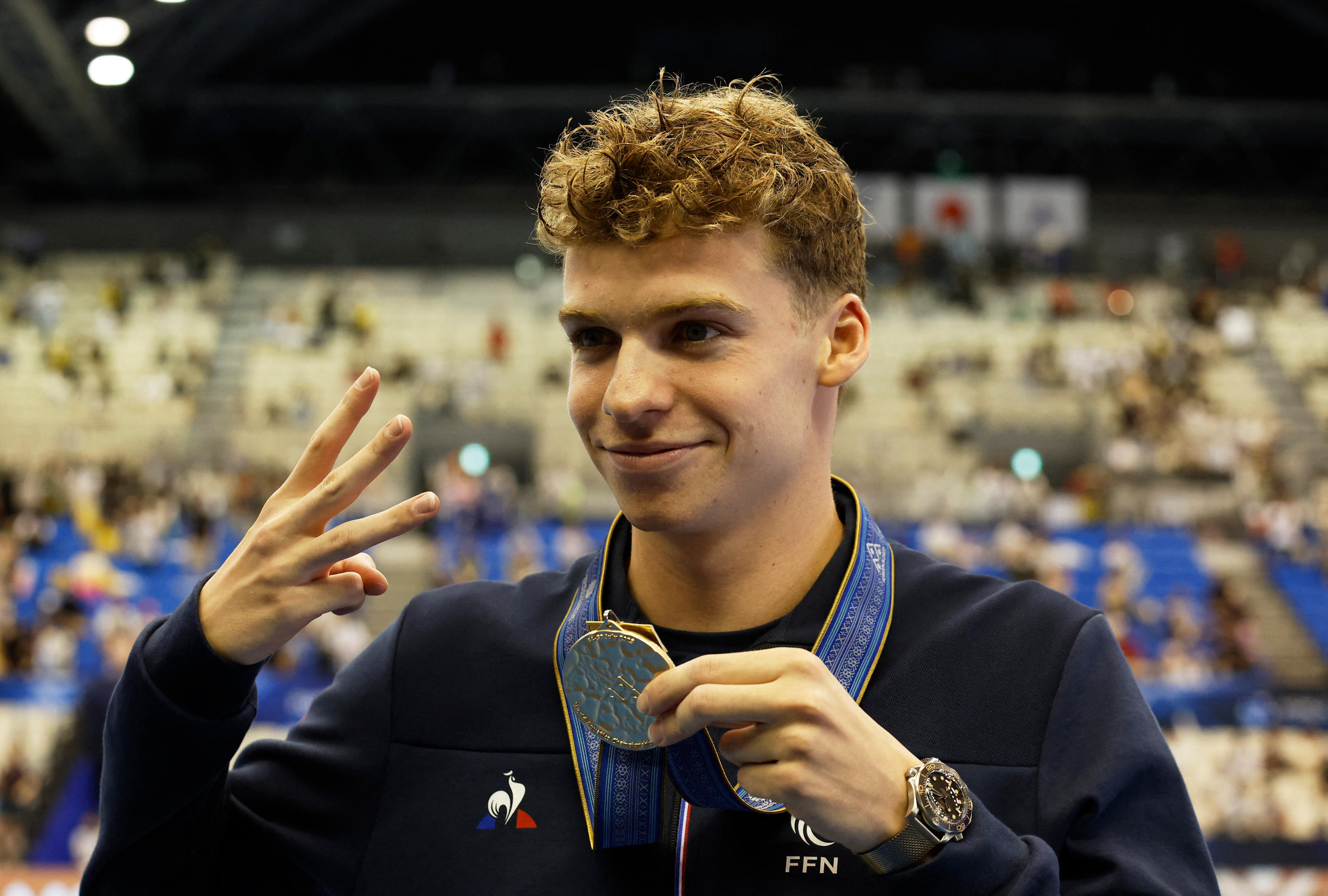 Trois doigts comme trois titres mondiaux. Léon Marchand a été impérial dans le bassin de Fukuoka, au Japon. C'est la nouvelle star de la natation mondiale. Reuters/Issei Kato