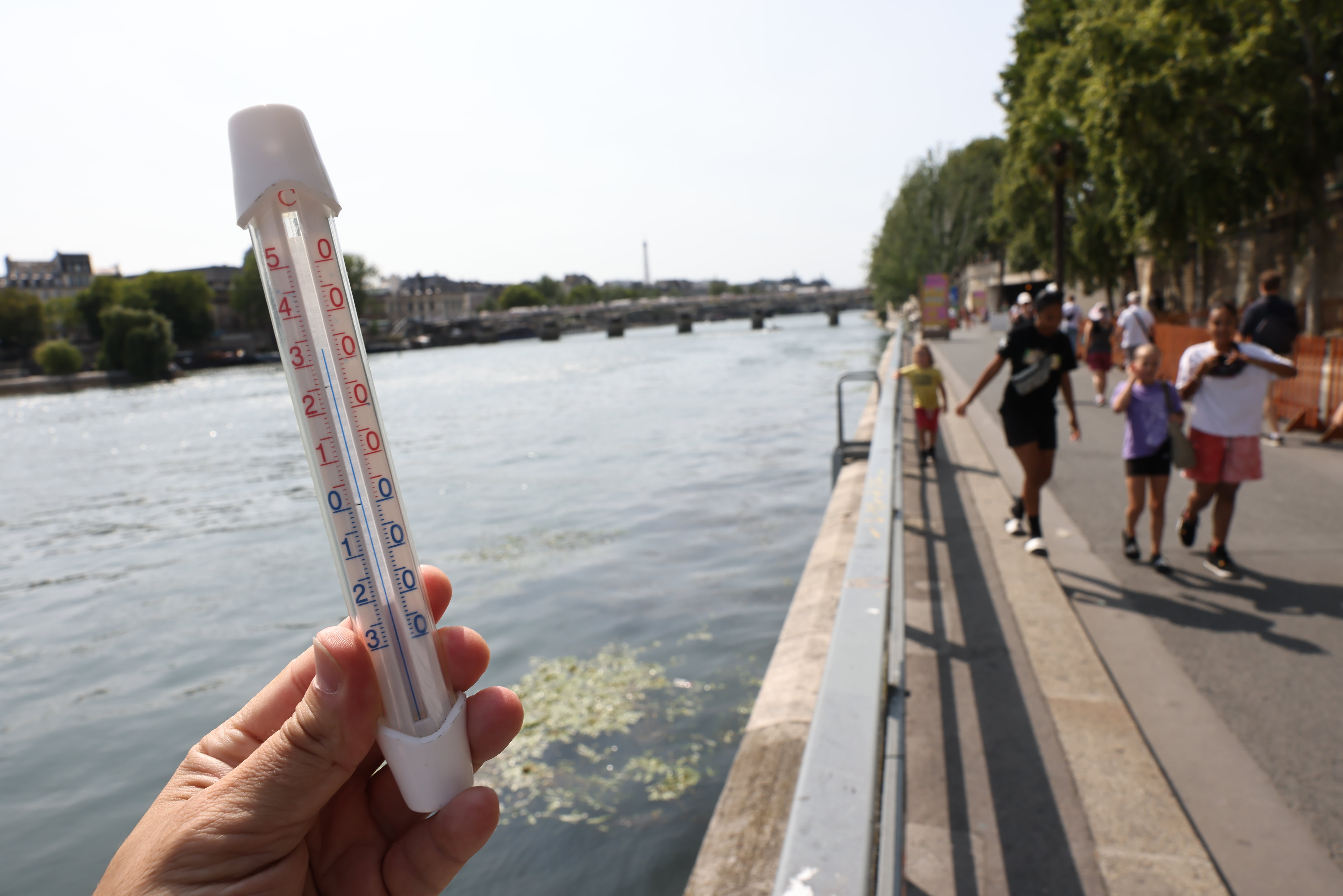 En plein soleil, la température va une nouvelle fois largement dépasser les 30 °C ce samedi à Paris. Photo LP / Fred Dugit