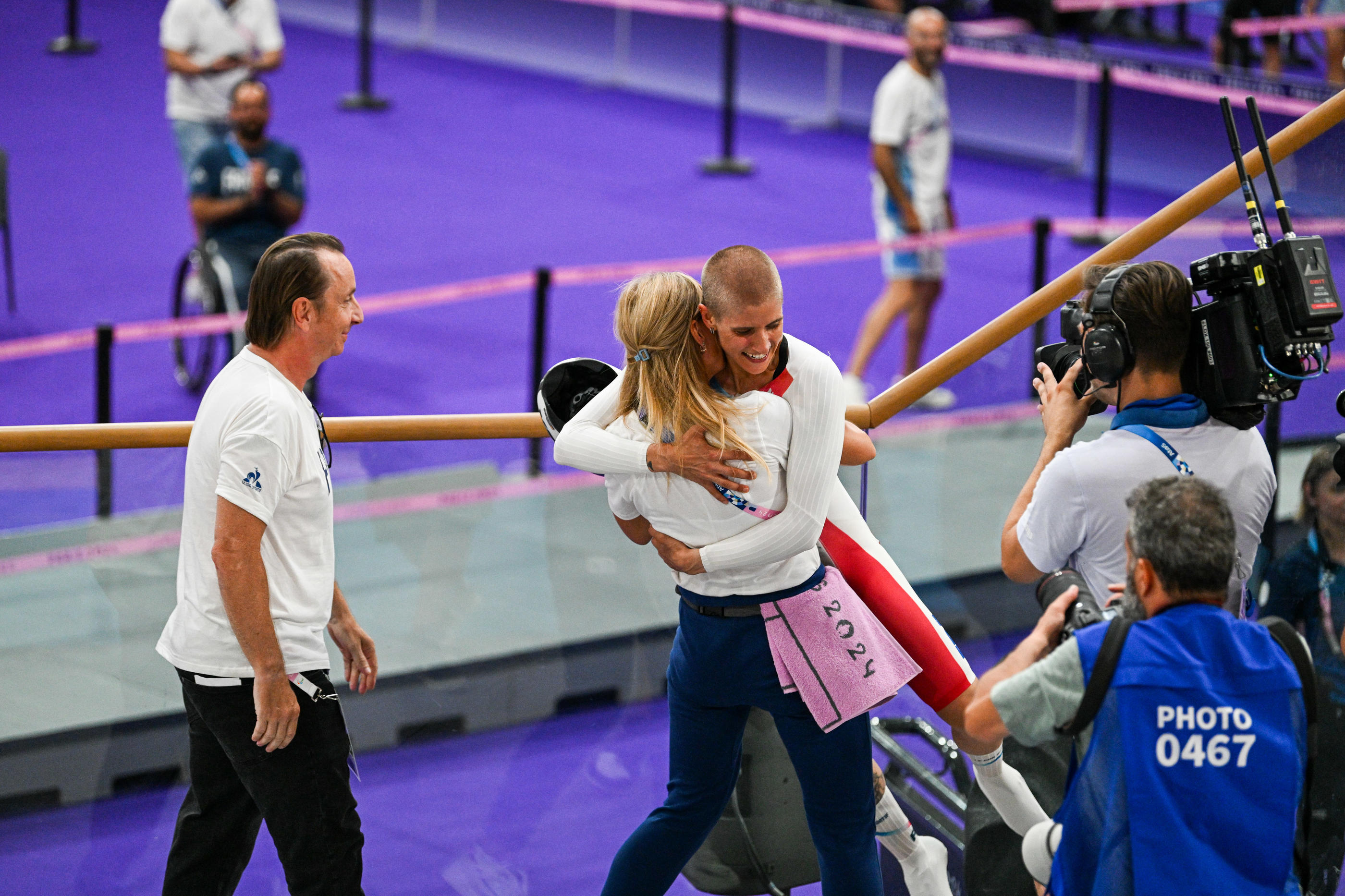 Laurent Thirionet, à gauche, manager général des équipes de France de para-cyclisme, se réjouit du bilan du para-cyclisme sur piste marqué dimanche par la victoire de Marie Patouillet. Icon Sport/Daniel Derajinski