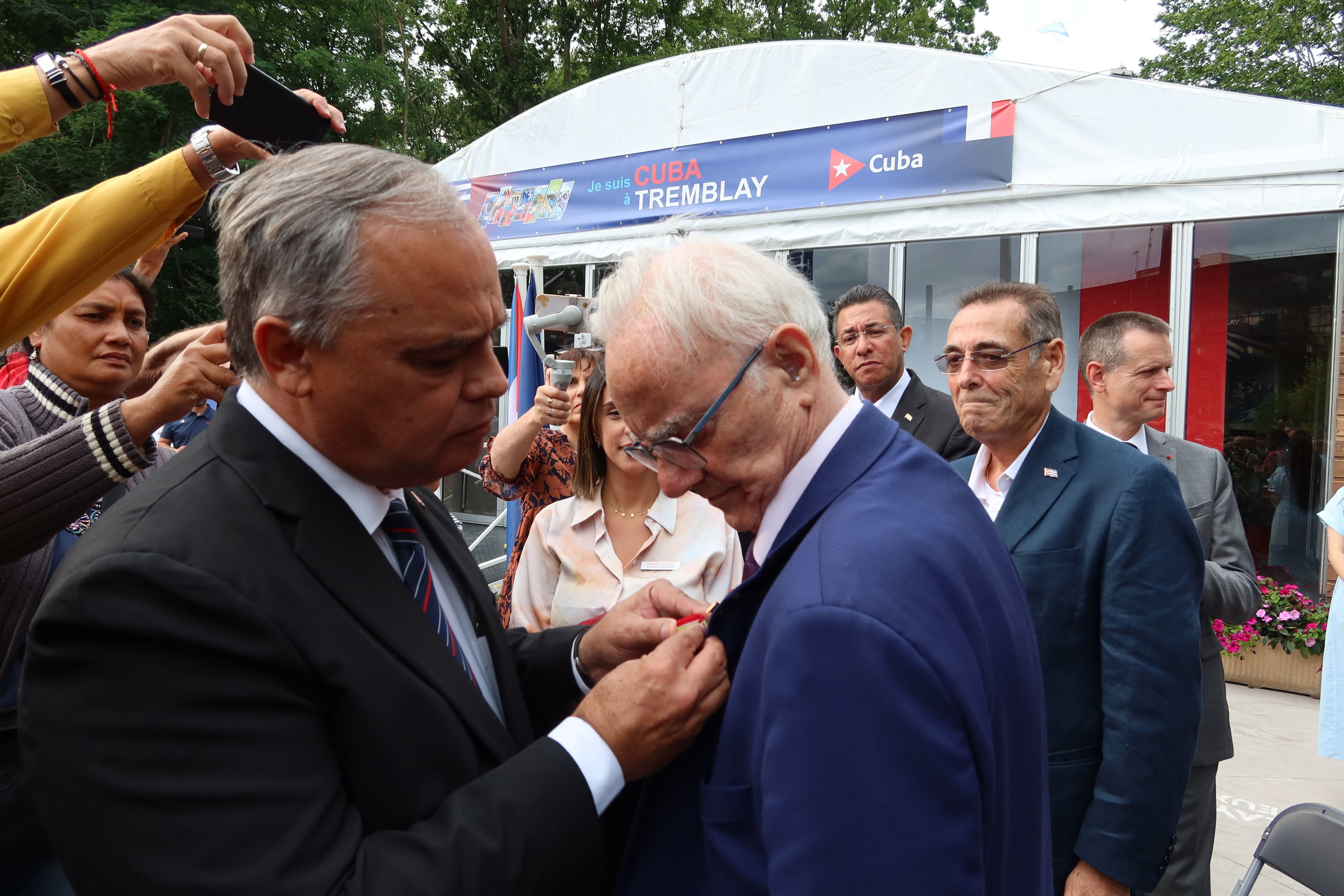 Tremblay-en-France (Seine-Saint-Denis), lundi. Le maire François Asensi reçoit des mains du ministre des Sports cubain, Osvaldo C. Vento Montiller, la distinction des Martyrs de la Barbade. LP/Alexandre Arlot