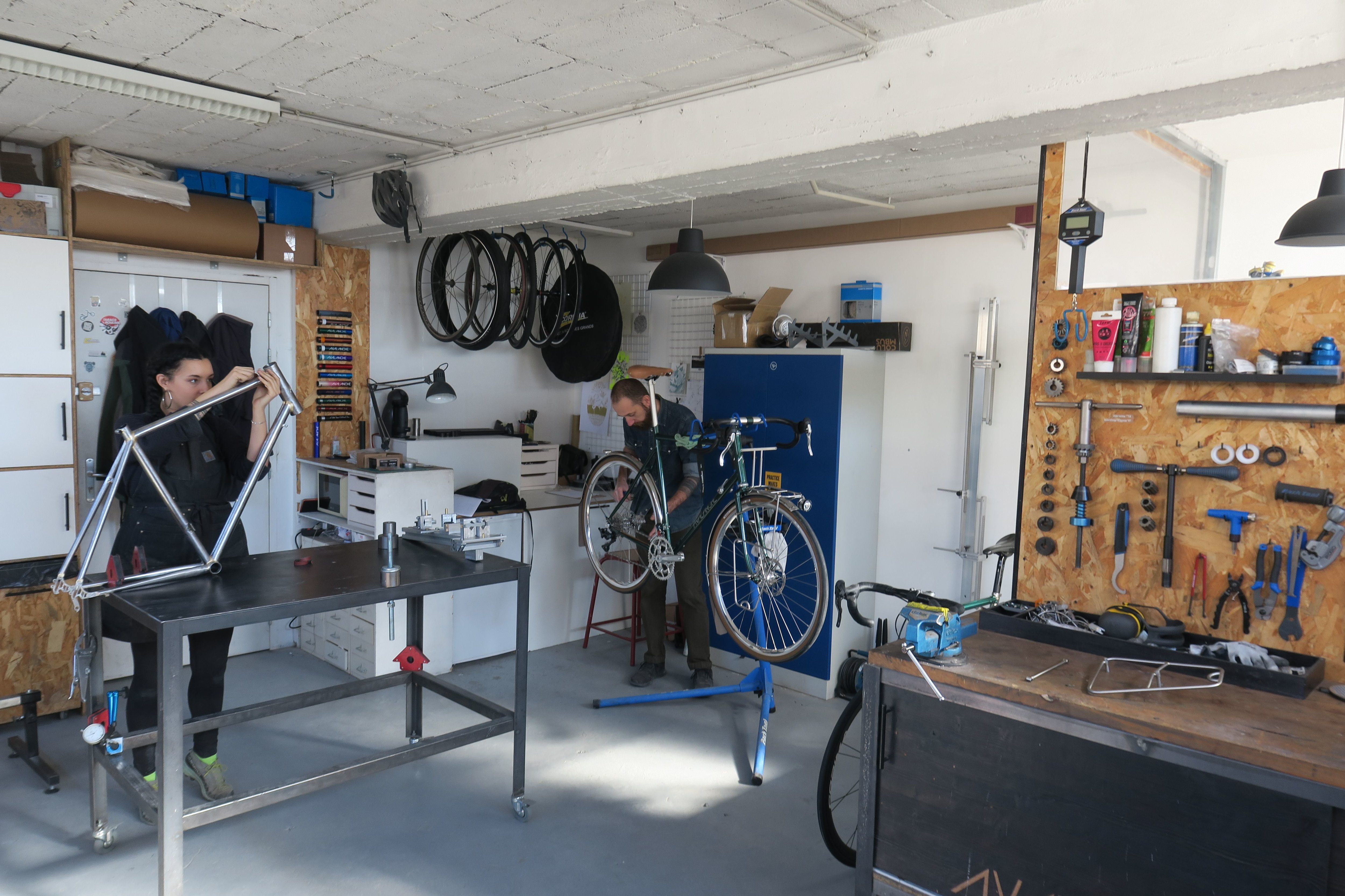 Montreuil (Seine-Saint-Denis), le 26 février. Marie Kervella et Laurent Beurriand ont lancé Avalanche Cycles, un atelier de fabrication de vélos sur-mesure. LP/C.G.