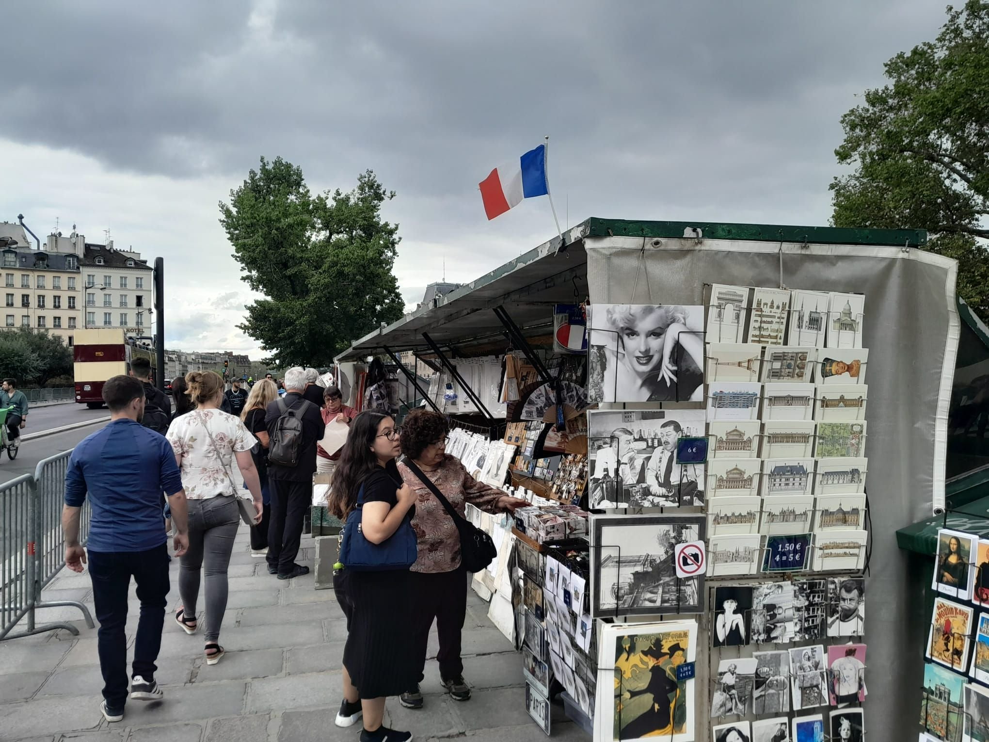 Paris (Ve), le 13 septembre 2023. Les marchands de livres du quai de Montebello ont été particulièrement visés par les tireurs de billes. LP/Julien Constant