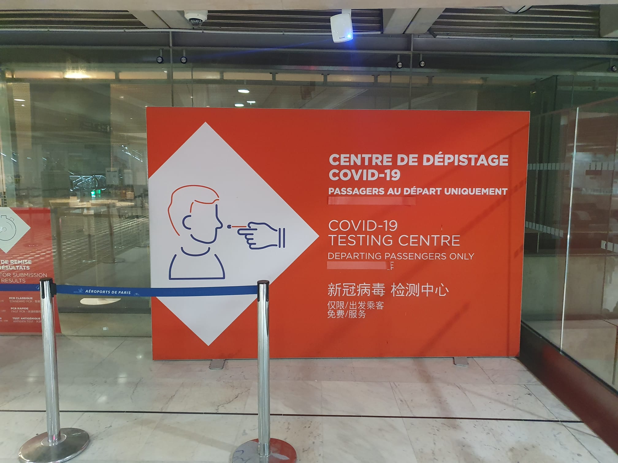 Un stand de dépistage Covid a été installé à l'aéroport Roissy, ce jeudi 12 décembre, en direction des passagers en provenance de Chine, pays où la pandémie de Covid-19 sévit encore. LP/Nicolas Berrod