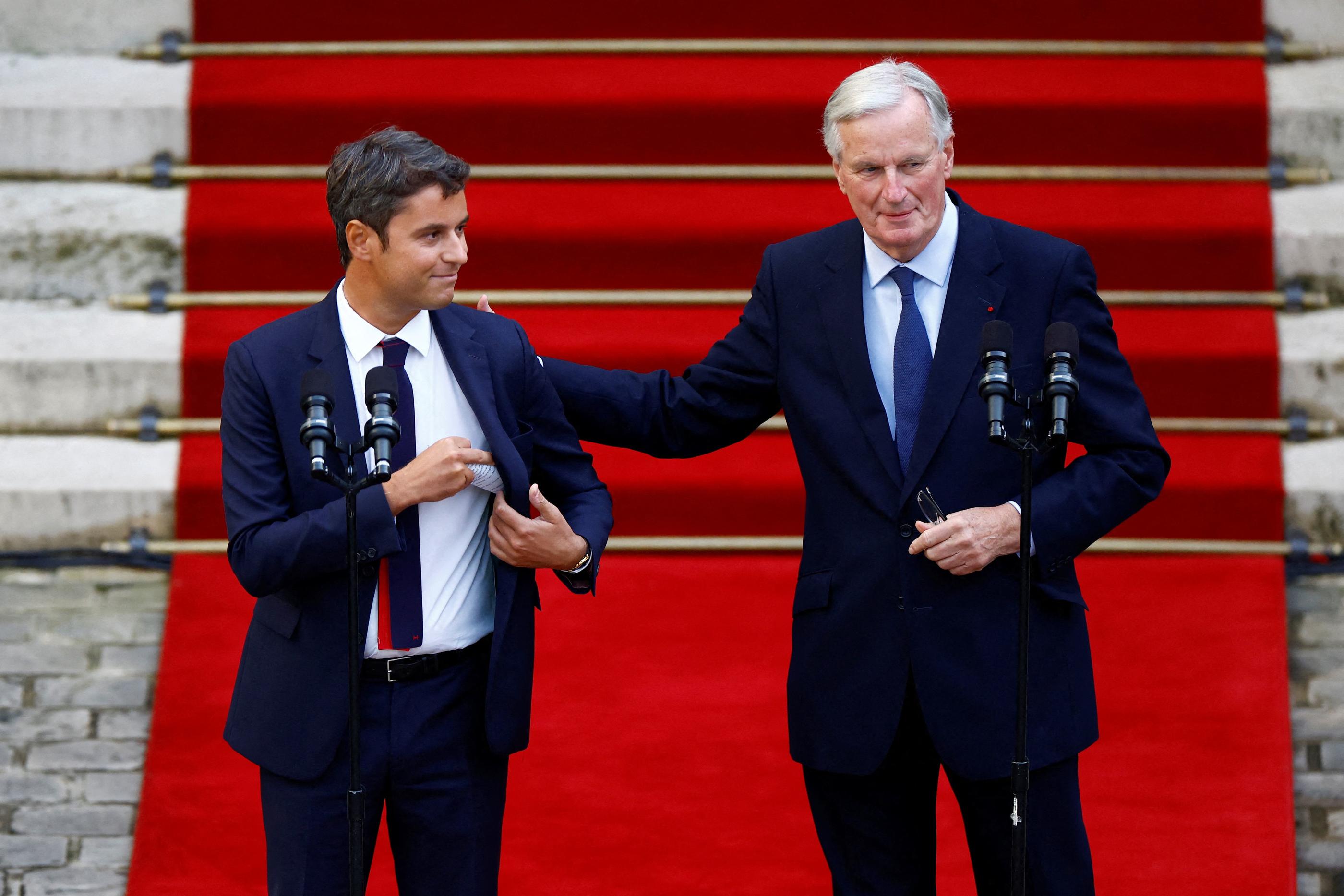 Michel Barnier (à dr.) remercie Gabriel Attal à la fin du discours de ce dernier, lors de la passation de pouvoirs ce jeudi à Matignon. Pool/AFP/Sarah Meyssonnier