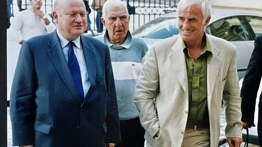 Issy-les-Moulineaux, 2001. Jean-Paul Belmondo (à droite), ici avec le maire, André Santini (à gauche), et son ami Charles Gérard, lors de l'inauguration de la salle de boxe de l'Avia Club, où il avait fait ses débuts. Jean-Marie Rames