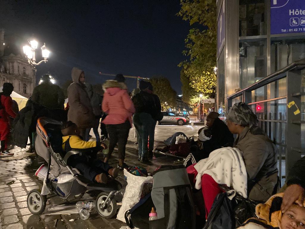 En décembre, des familles avec enfants, soutenues par Utopia 56, ont passé des nuits sur le parvis de l'Hôtel de Ville de Paris. Utopia 56