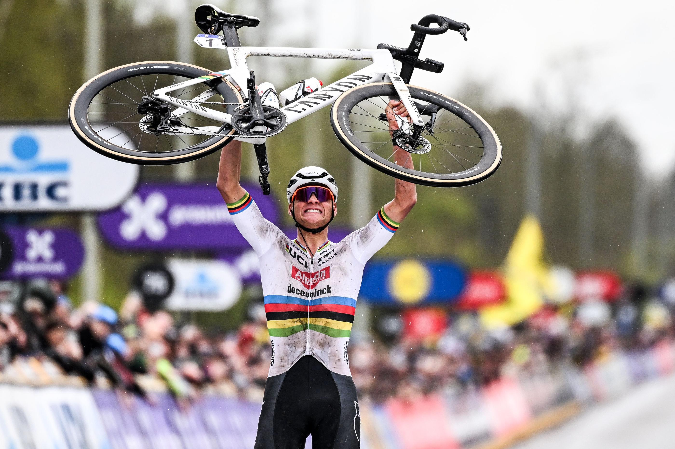 Mathieu Van der Poel a célébré sa victoire sur le Tour des Flandres en brandissant son vélo en l'air. Icon Sport/Laurie Dieffembacq