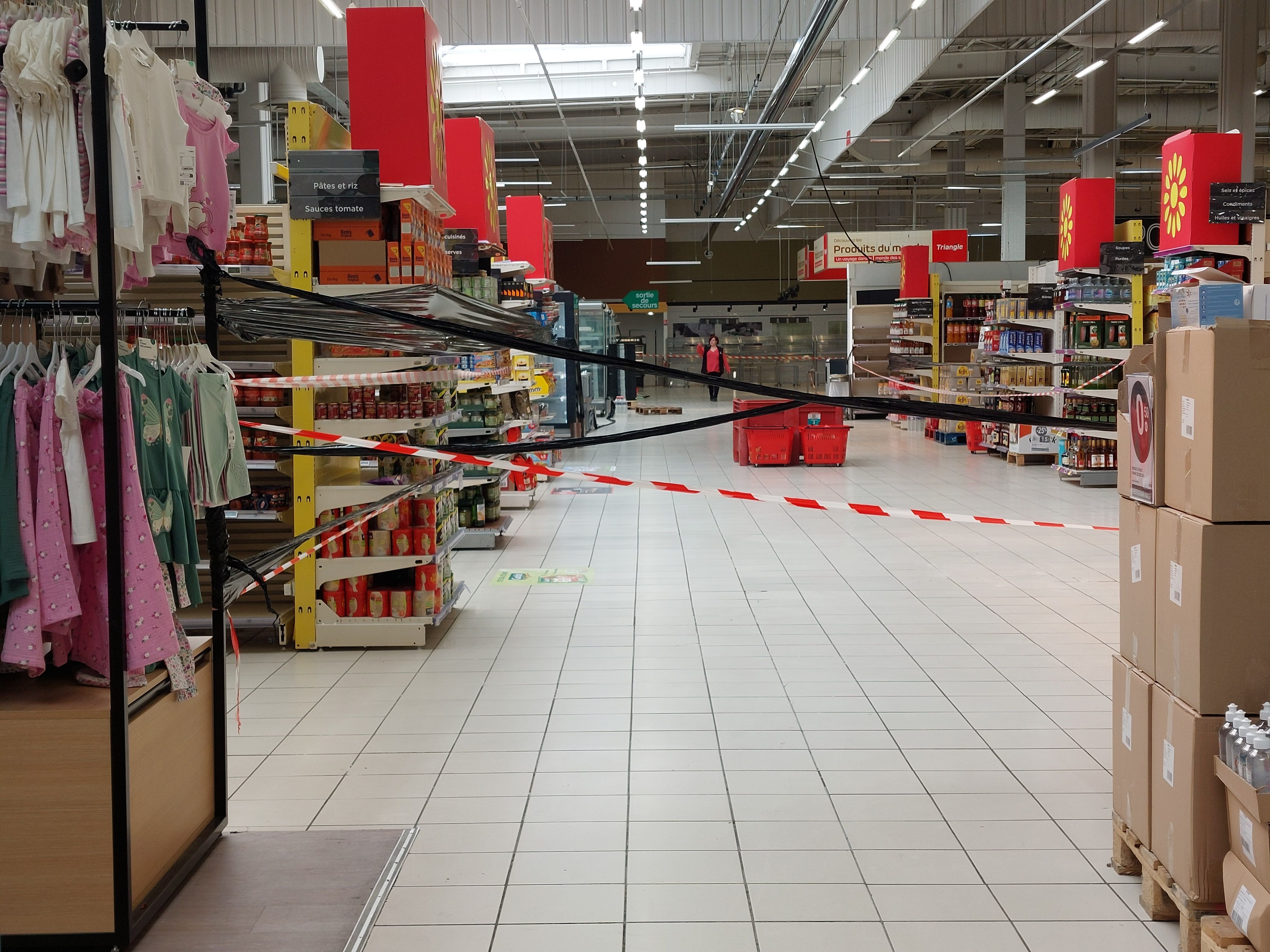 Argenteuil, jeudi 25 avril 2024. La vente de produits alimentaires a été suspendues. Le supermarché Casino fait l'objet d'une fermeture administrative pour non-respect des règles d'hygiène. LP/T.C.