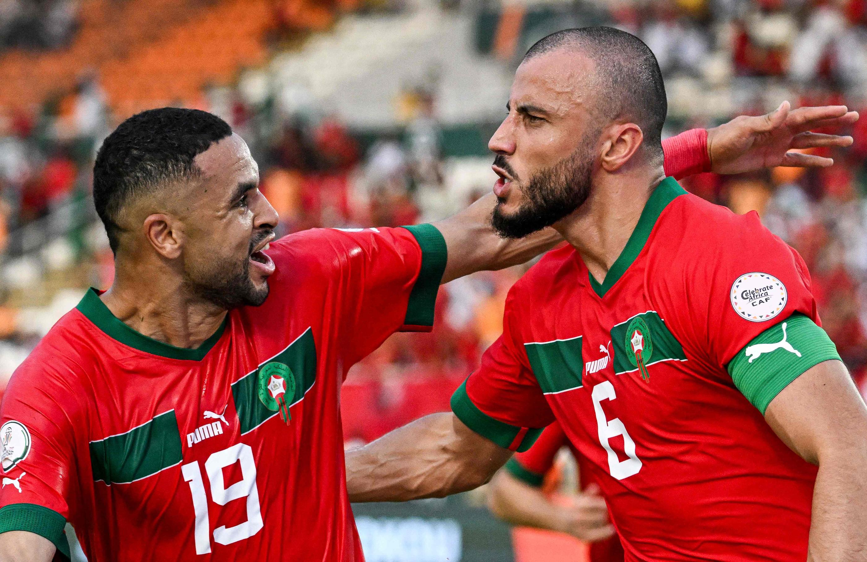 Romain Saïss, le capitaine des Lions de l'Atlas (à droite, à côté d'En-Nesyri), a inscrit le premier but face à la Tanzanie ce mercredi et lancé idéalement le Maroc dans la compétition. AFP/Sia Kambou