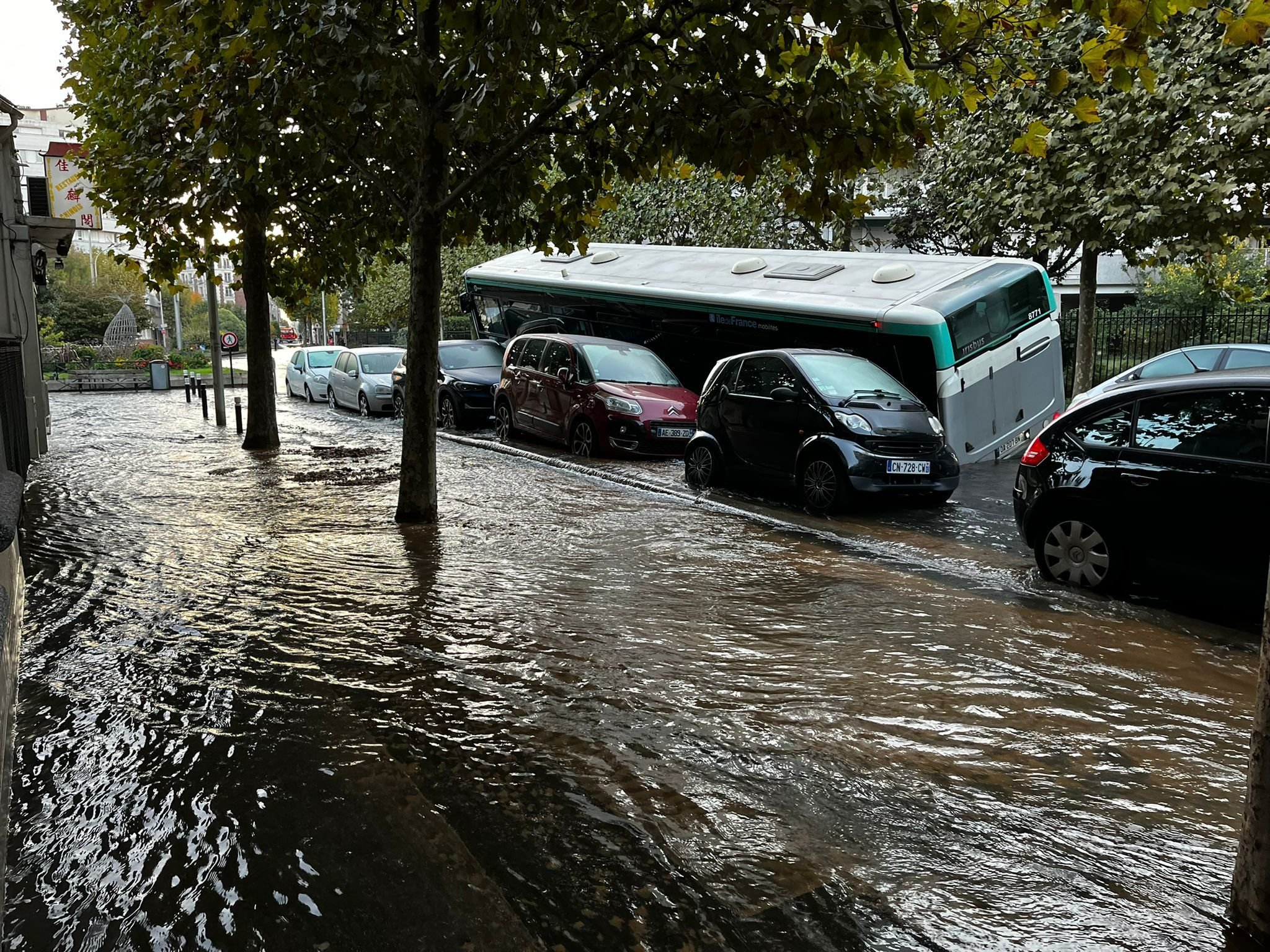 Boulevard de la Paix, Courbevoie (Hauts-de-Seine), ce vendredi 30 septembre. La chaussée s'est affaissée au moment où passait un bus de la RATP. DR
