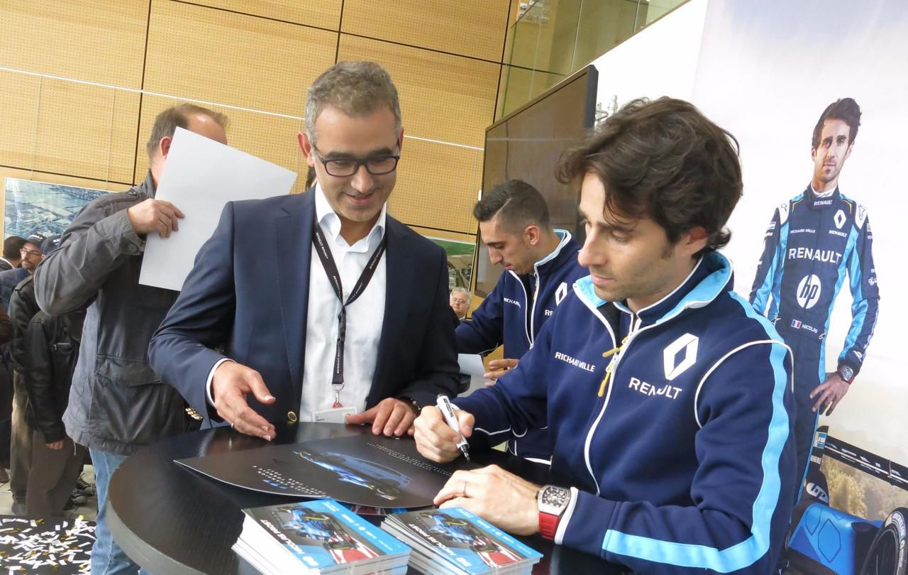 <b></b> Villiers-Saint-Frédéric, ce mardi. Séance de photos et de dédicaces pour les deux pilotes de l’écurie française Nicolas Prost (à droite) et Sébastien Buemi. .