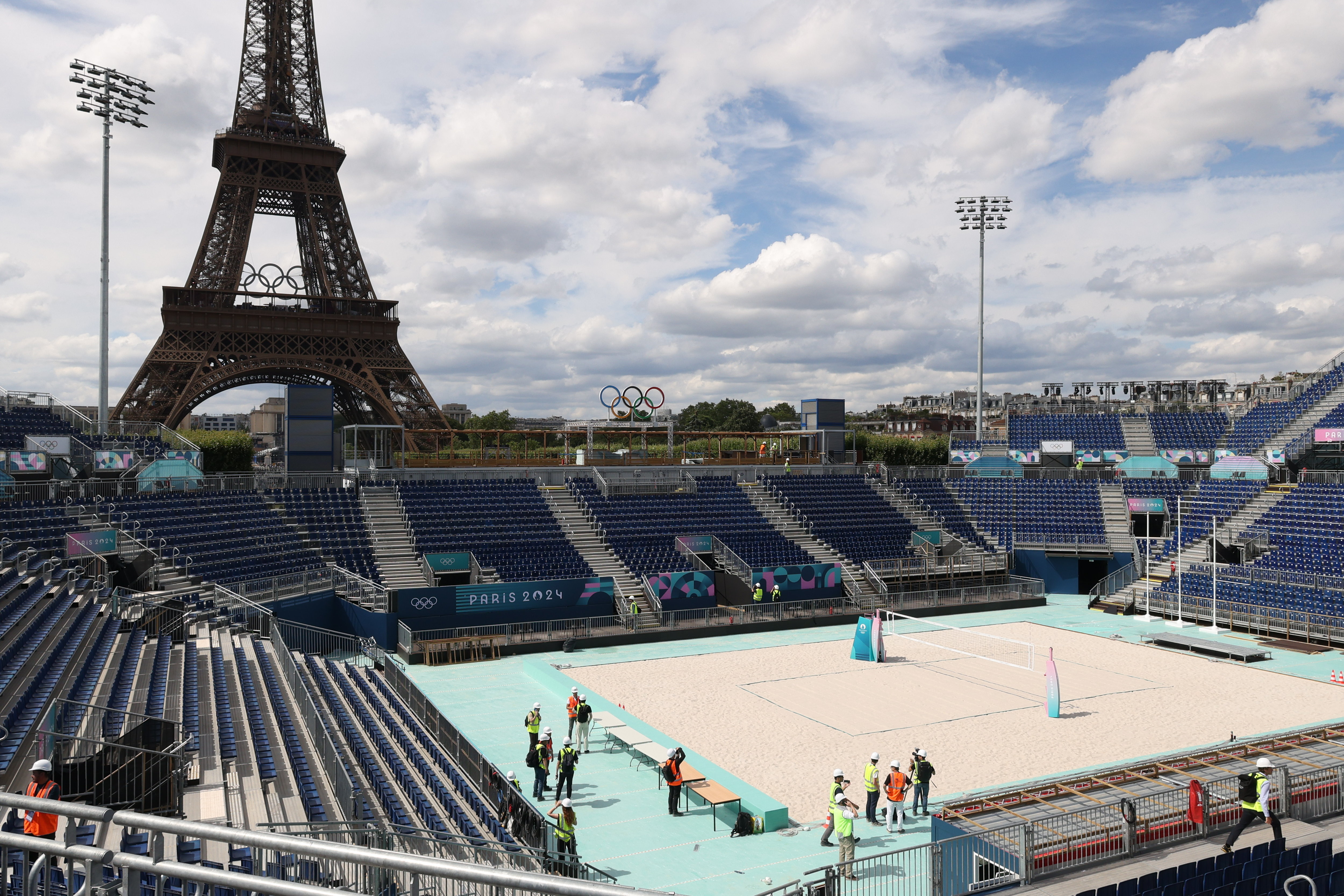 Le stade Tour Eiffel, situé sur le Champ-de-Mars, est ensablé depuis un mois et prêt pour accueillir les épreuves de beach-volley des Jeux olympiques de Paris 2024. LP/Olivier Lejeune