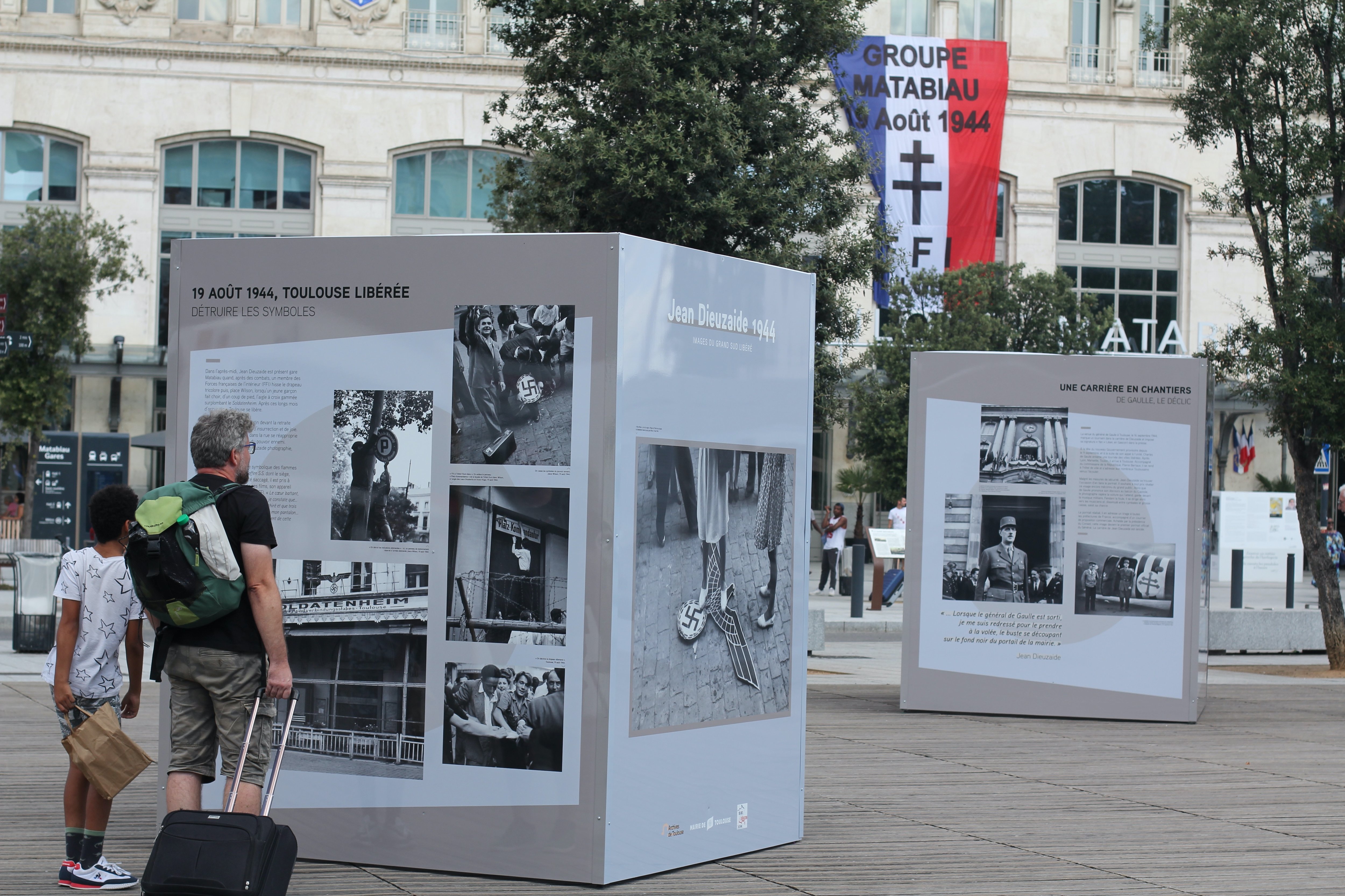 Sur le parvis de la gare Matabiau à Toulouse (Haute-Garonne), l'exposition de photographies de Jean Dieuzaide, conçue en cinq cubes thématiques, attire le regard des passants. LP/Paul Périé