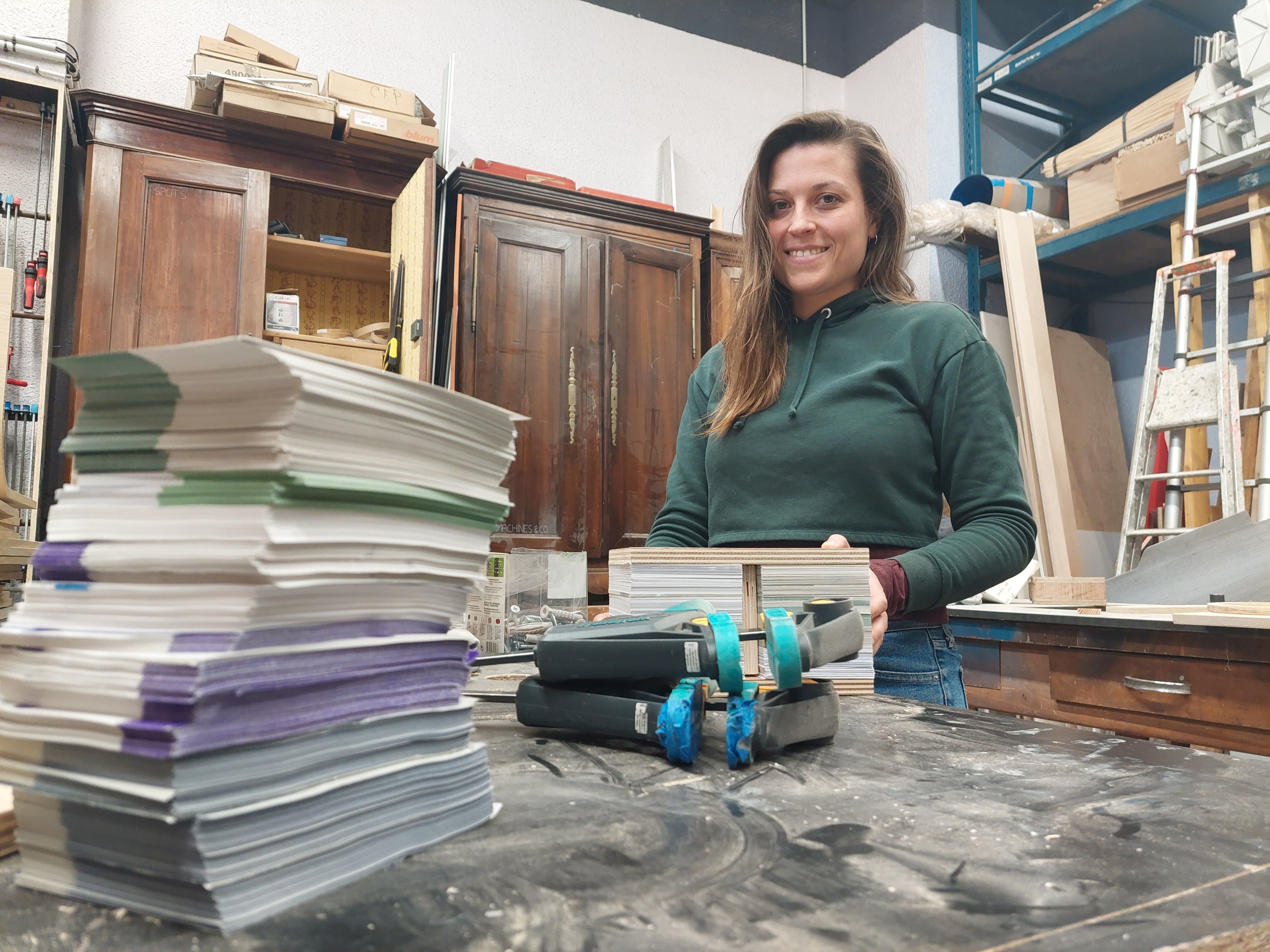 Saint-Denis, le 30 mars. Flora Koel, 30 ans, a conçu des meubles 100 % composés de matériaux de récupération pour les mairies de Charenton, Paris IXe et Gennevilliers. LP/Olivier Bureau
