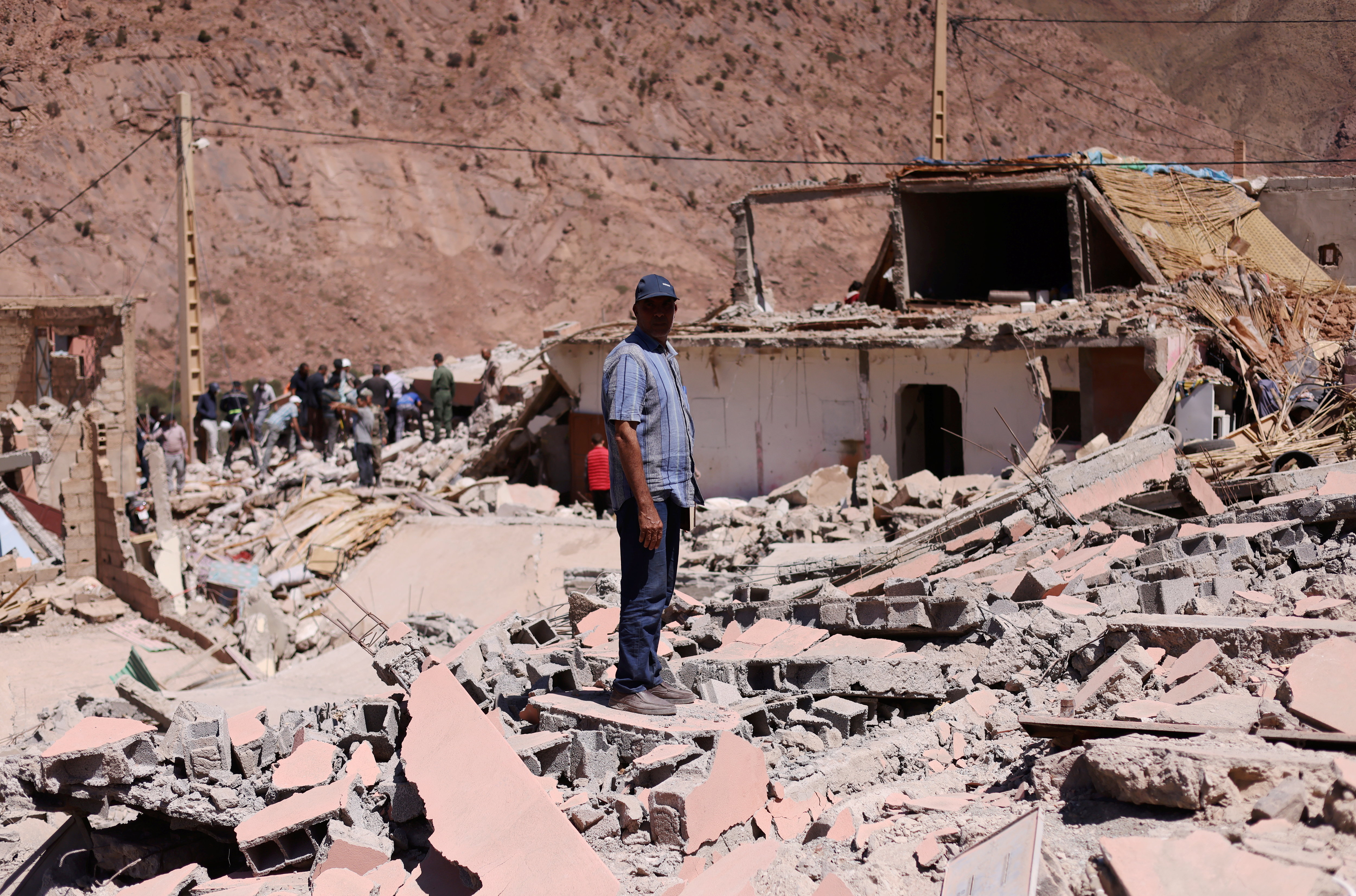 A Talat N'Yaaqoub, la ville la plus proche de l'épicentre du séisme, les secours ont organisé leur camps de base et l'aide arrive par camions par la route partiellement détruite. LP/Jean-Baptiste Quentin