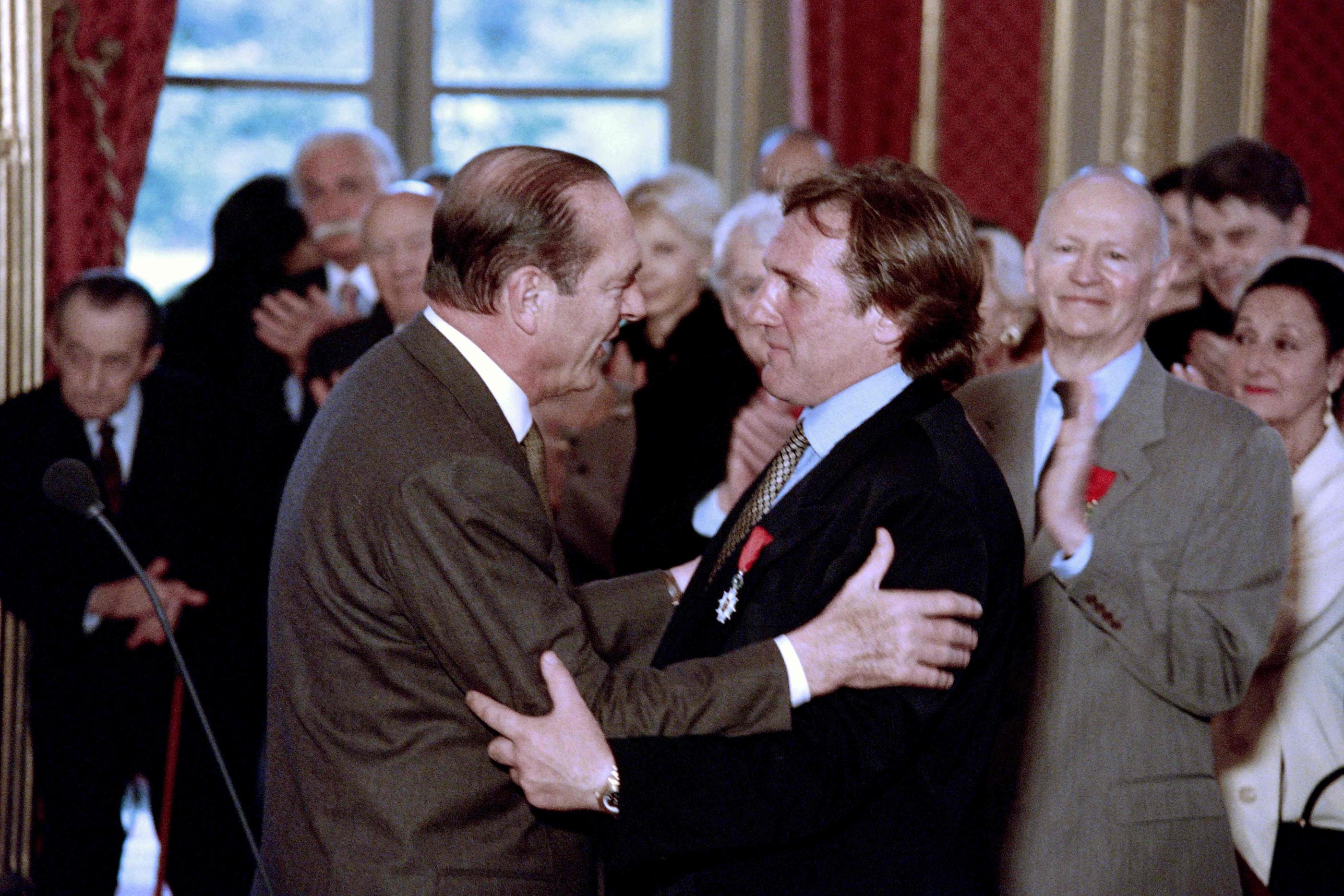 Le 2 mai 1996, Gérard Depardieu avait reçu la Légion d'honneur des mains de Jacques Chirac, alors président de la République. AFP/Vincent Amalvy