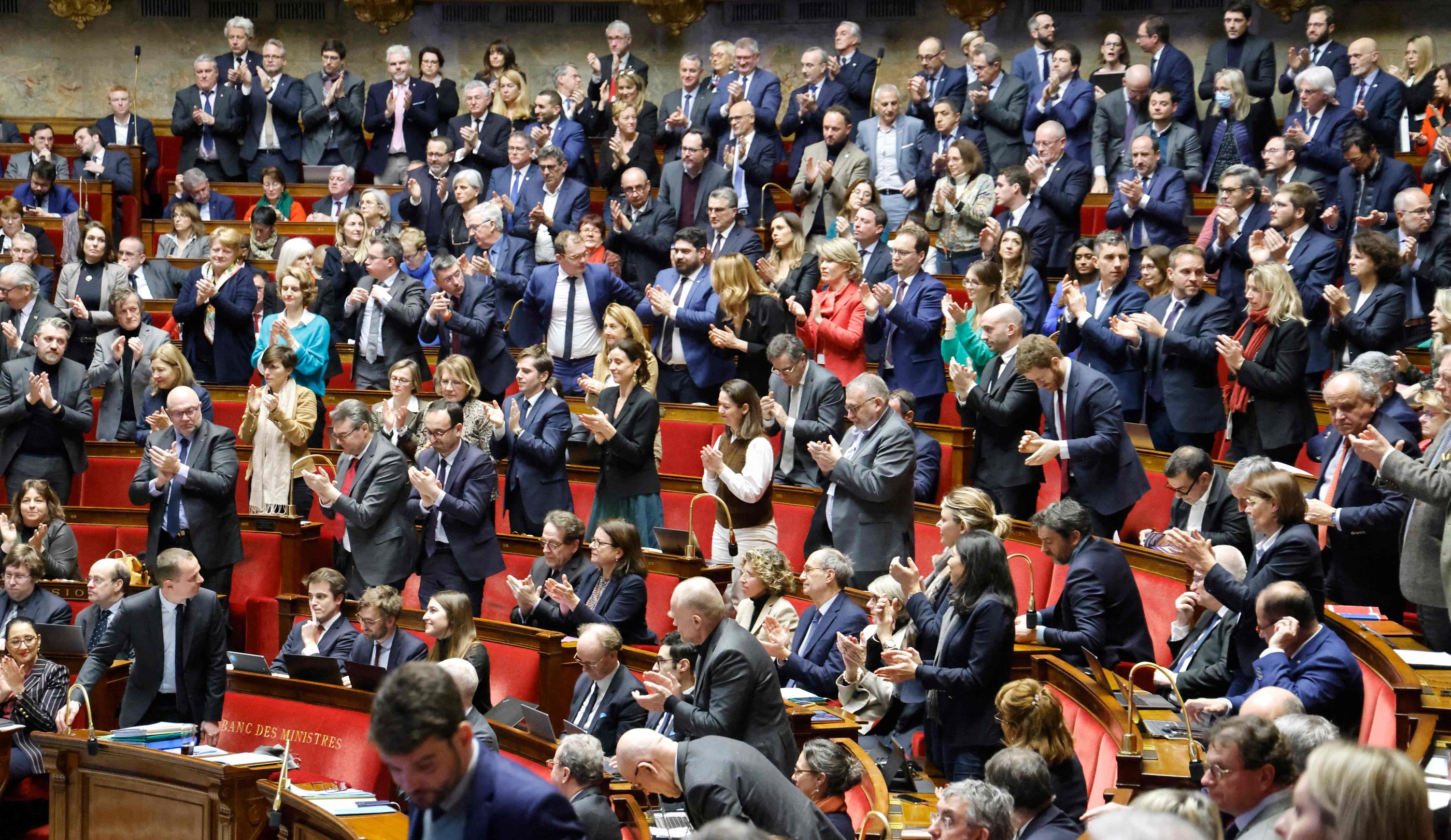 Les députés Renaissance applaudissent le ministre du Travail Olivier Dussopt après son discours à la tribune lundi au début de l'examen de réforme des retraites dans l'hémicycle. AFP/Ludovic Marin