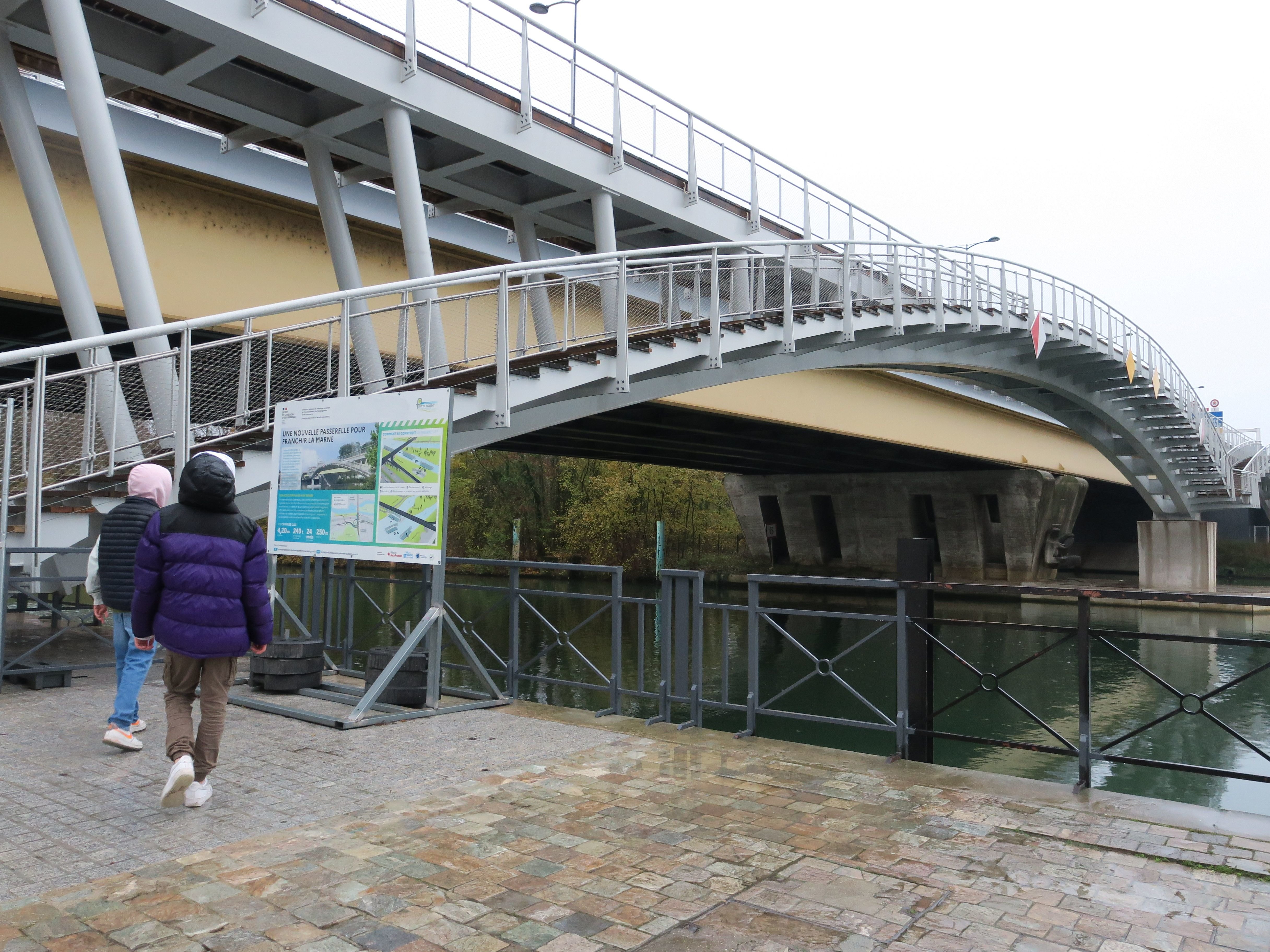 Nogent-sur-Marne, ce mardi. Les riverains ont hâte d'emprunter la passerelle qui se divise en deux niveaux : celui du bas destiné aux piétons et celui du haut pour les cyclistes et personnes à mobilité réduite, mais non accessible depuis le quai. LP/Laure Parny