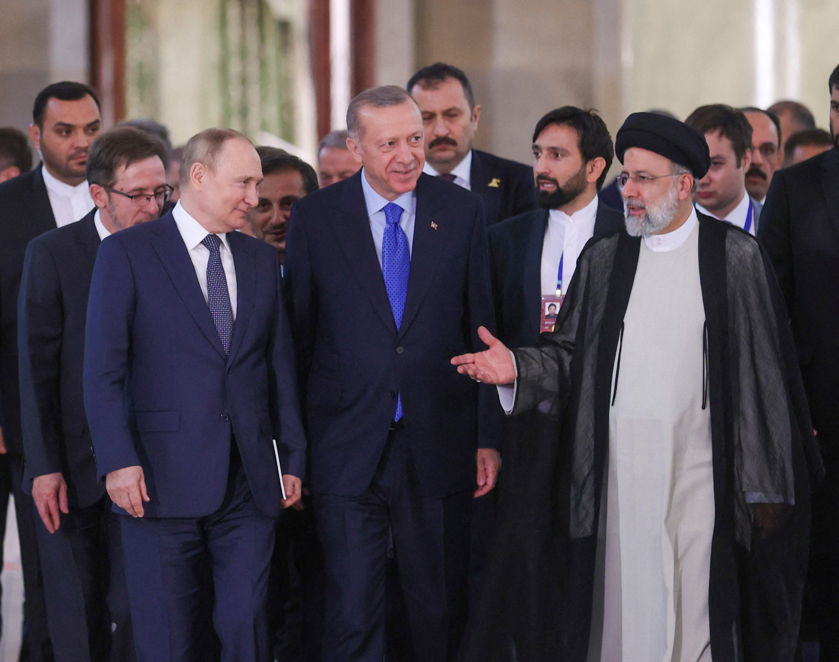 Le président turc Recep Tayyip Erdogan (au centre), le président iranien décédé Ebrahim Raïssi (droite) et le président russe Vladimir Poutine (gauche) en juillet 2022. Mustafa Kamaci / TURKISH PRESIDENTIAL PRESS SERVICE / AFP