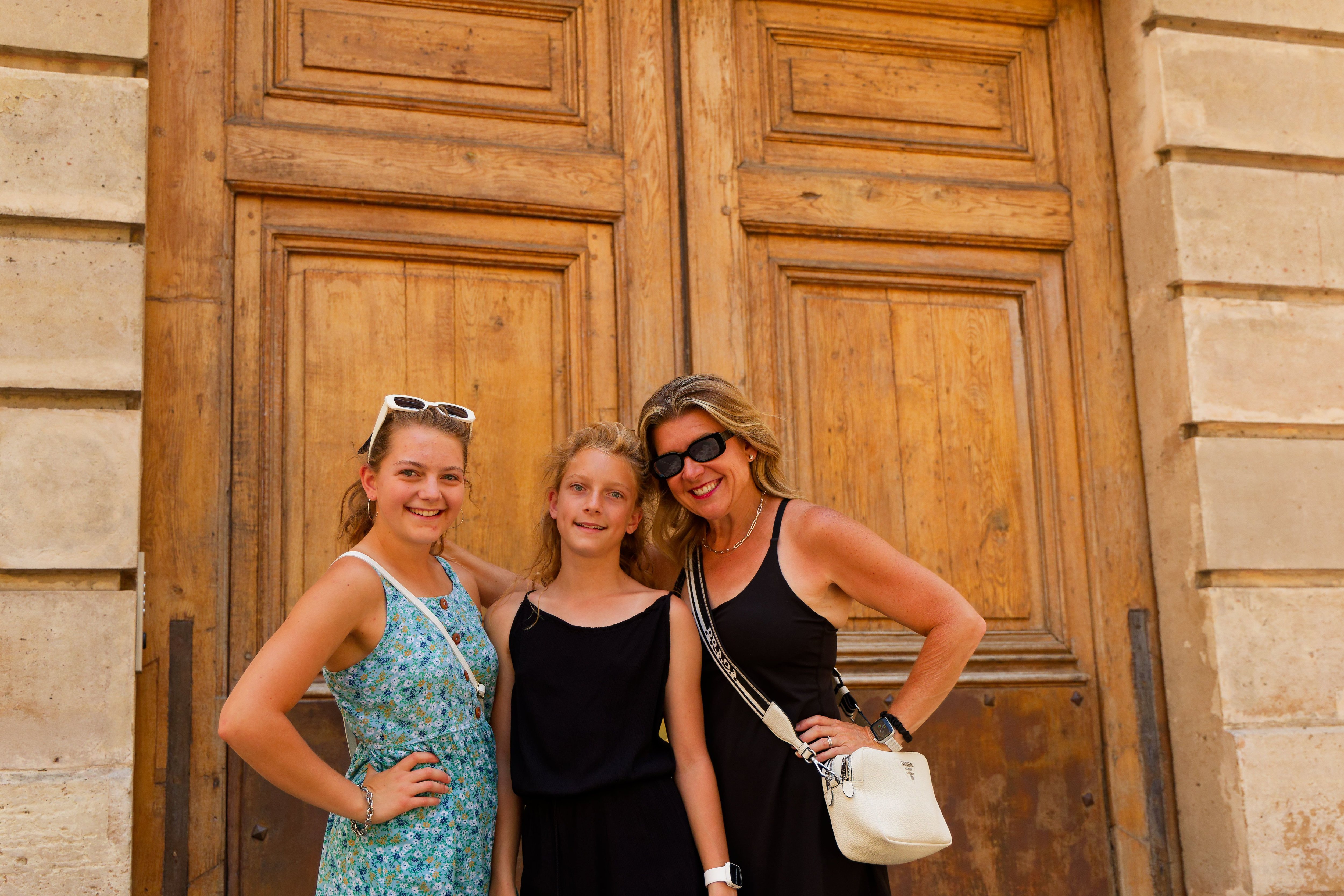 Place de l'Estrapade, (Paris Ve), le 6 août. Originaires du Colorado, Kimberly, 47 ans et ses filles Lillyan et Emilia, 17 et 13 ans ont pris part à une visite guidée spéciale «Emily In Paris». LP/Alexandre Delaitre