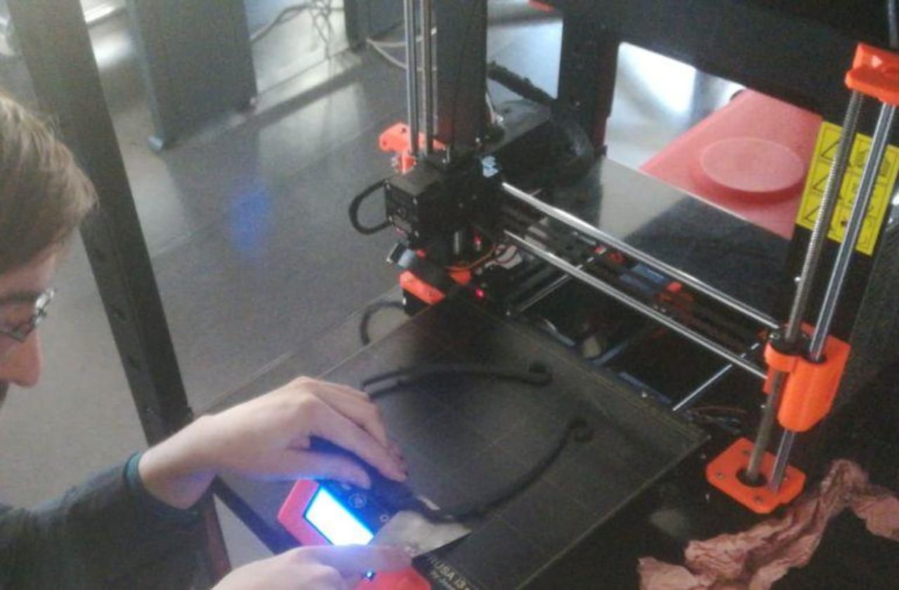 <b></b> La Défense-Courbevoie. Depuis le 30 mars, des étudiants du FabLab du Pôle Universitaire Léonard de Vinci fabriquent des visières 3D pour les soignants.