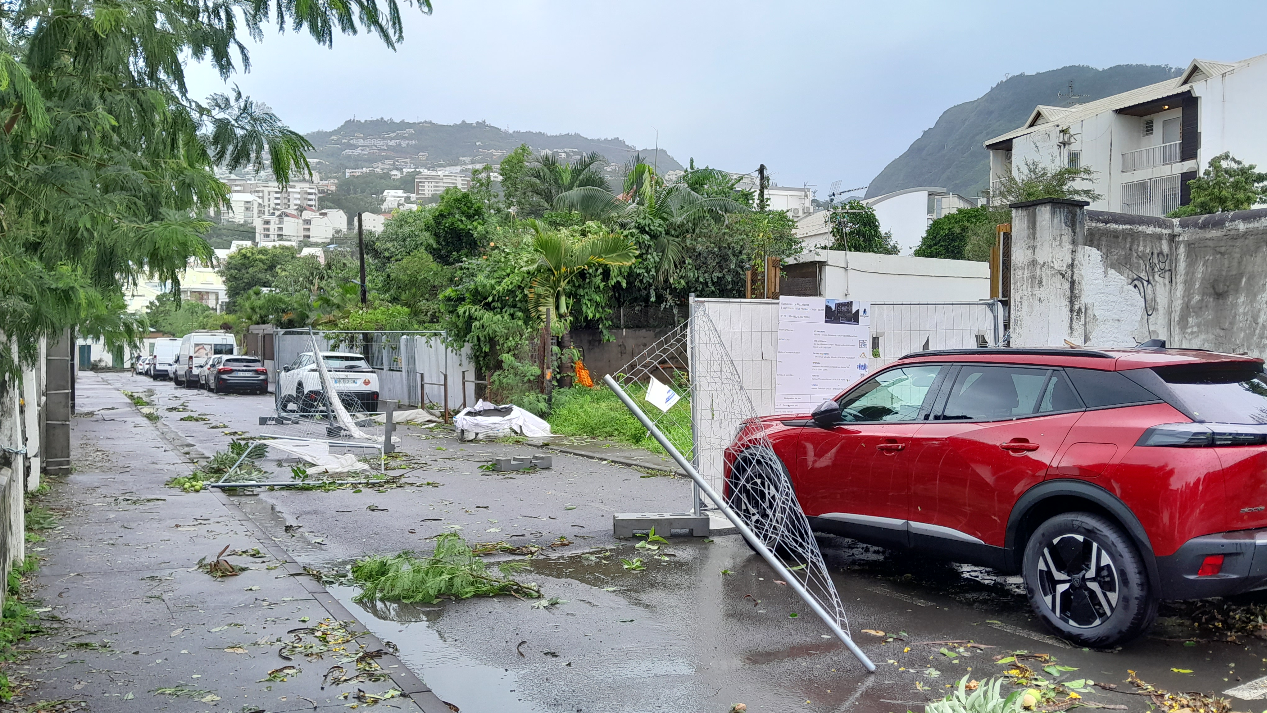 Les habitants de La Réunion (ici Saint-Denis) attendent désormais la fin « du calme de l’œil », prévue dans l'après-midi. LP/ Sébastien Gignoux