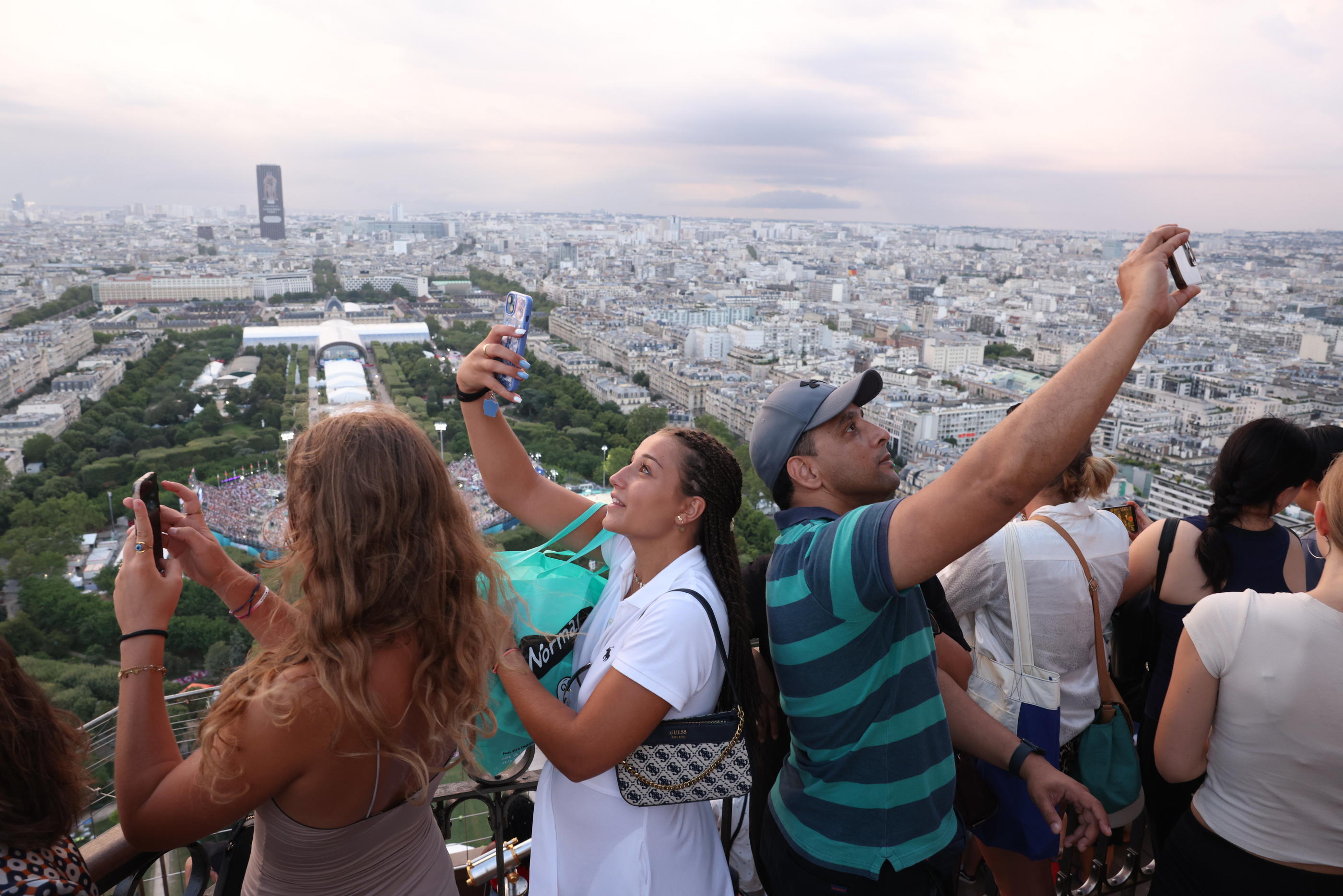 La beauté de la capitale, dont les touristes se régalent (comme ici au premier étage de la Tour Eiffel le 2 août), a obtenu la note de 9,28 à notre enquête de satisfaction. LP/Olivier Lejeune