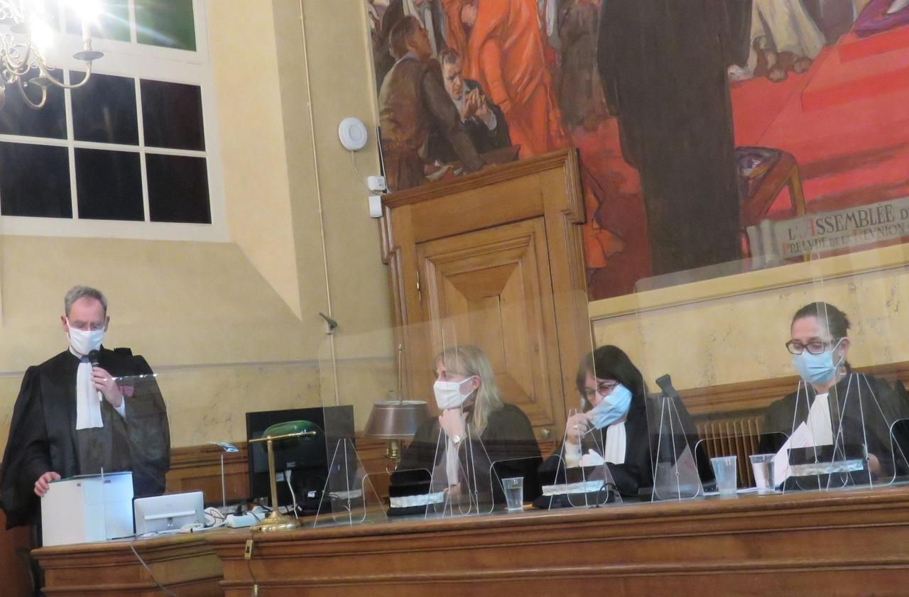 <b></b> Fontainebleau, 25 janvier. La nouvelle présidente du tribunal judiciaire de Fontainebleau Fanny Lainé (à droite) écoute le procureur Guillaume Lescaux.