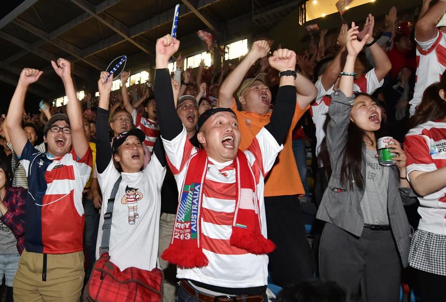 Les supporters japonais exultant après que leur équipe a remporté jeudi le match contre les Samoa, à Toulouse, 28-22, ce qui permet de beaux espoirs pour les quarts de finale. AFP/Kazuhiro Nogi