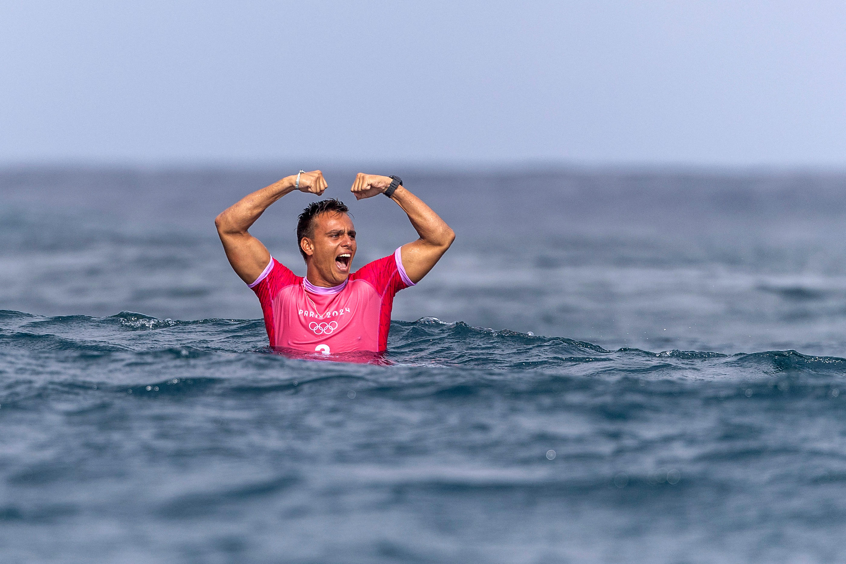 Kauli Vaast s'est largement imposé en finale des épreuves olympiques de surf des JO  de Paris chez les hommes. AFP/Ed Sloane