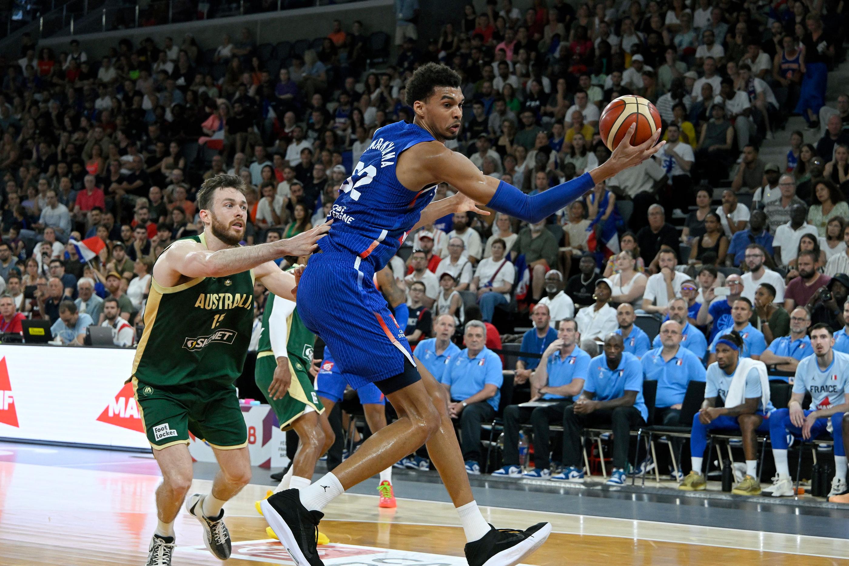 Même si Wembanyama a fait de son mieux, les Bleus n'ont pas réussi à se défaire de solides Australiens, ce dimanche soir. MaxPPP/PhotoPQR/La République du centre