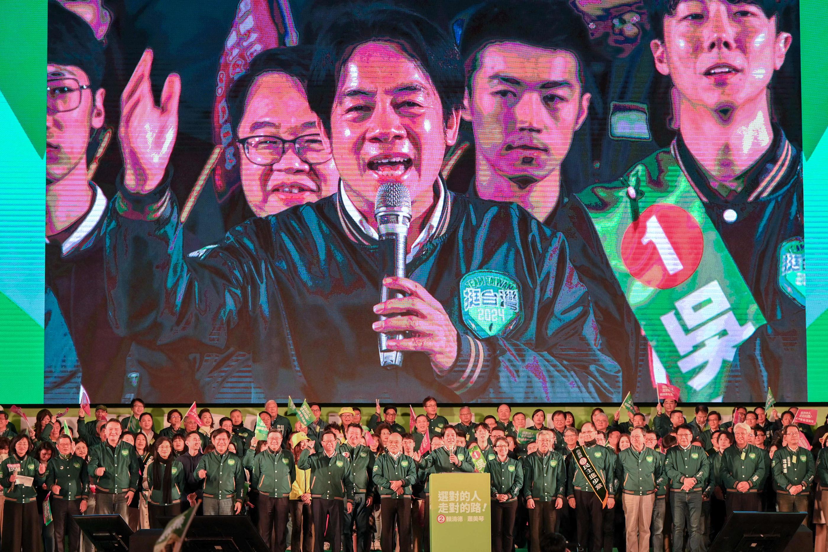 Les derniers sondages sur la présidentielle à Taïwan, il y a dix jours, donnaient au vice-président sortant Lai Ching-te, du DPP (ici en meeting vendredi à Nouveau Taipei), un léger avantage sur Hou Yu-ih du Kuomintang, partisan de l’apaisement avec Pékin. AFP/Sam Yeh