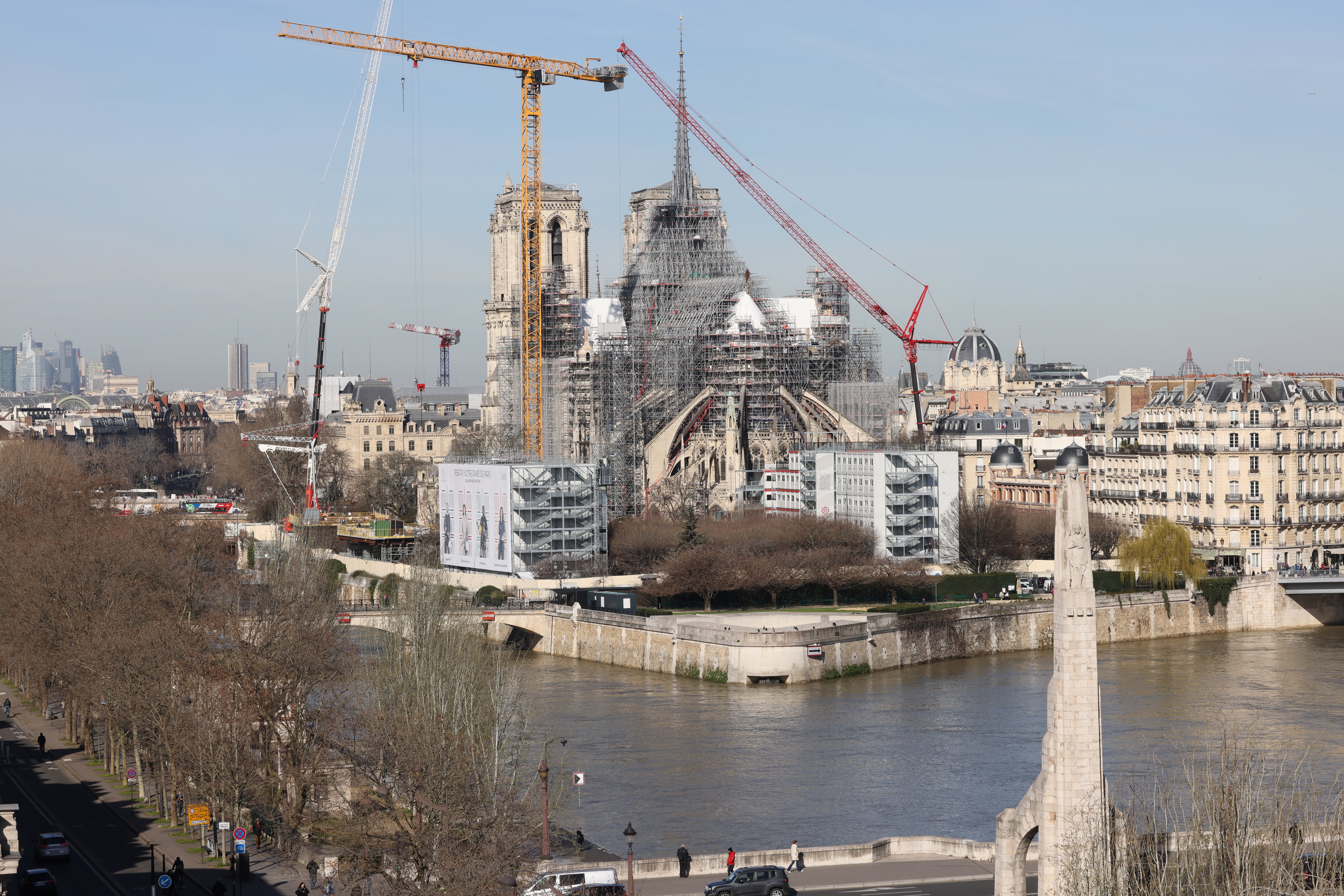 Paris (IVe), le 4 mars 2024. Pendant les JO, les toitures seront en partie déséchafaudées, tout comme les pignons nord et sud, pour donner à Notre-Dame la meilleure image pendant la manifestation. LP/Olivier Lejeune