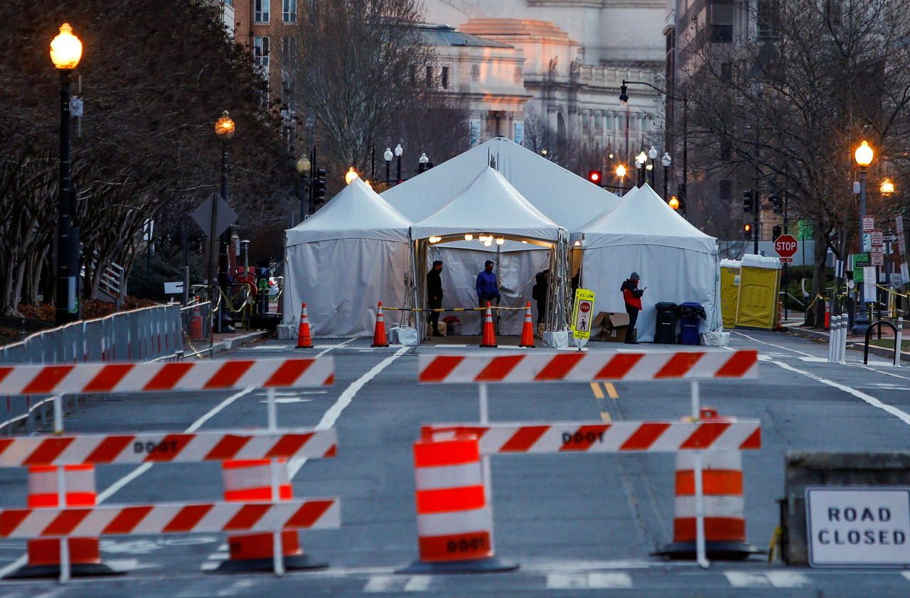 <b></b> Grillages surmontés de barbelés, zones interdites aux véhicules et parfois même aux piétons : tous les quartiers entre la Maison Blanche et le Congrès sont barricadés.