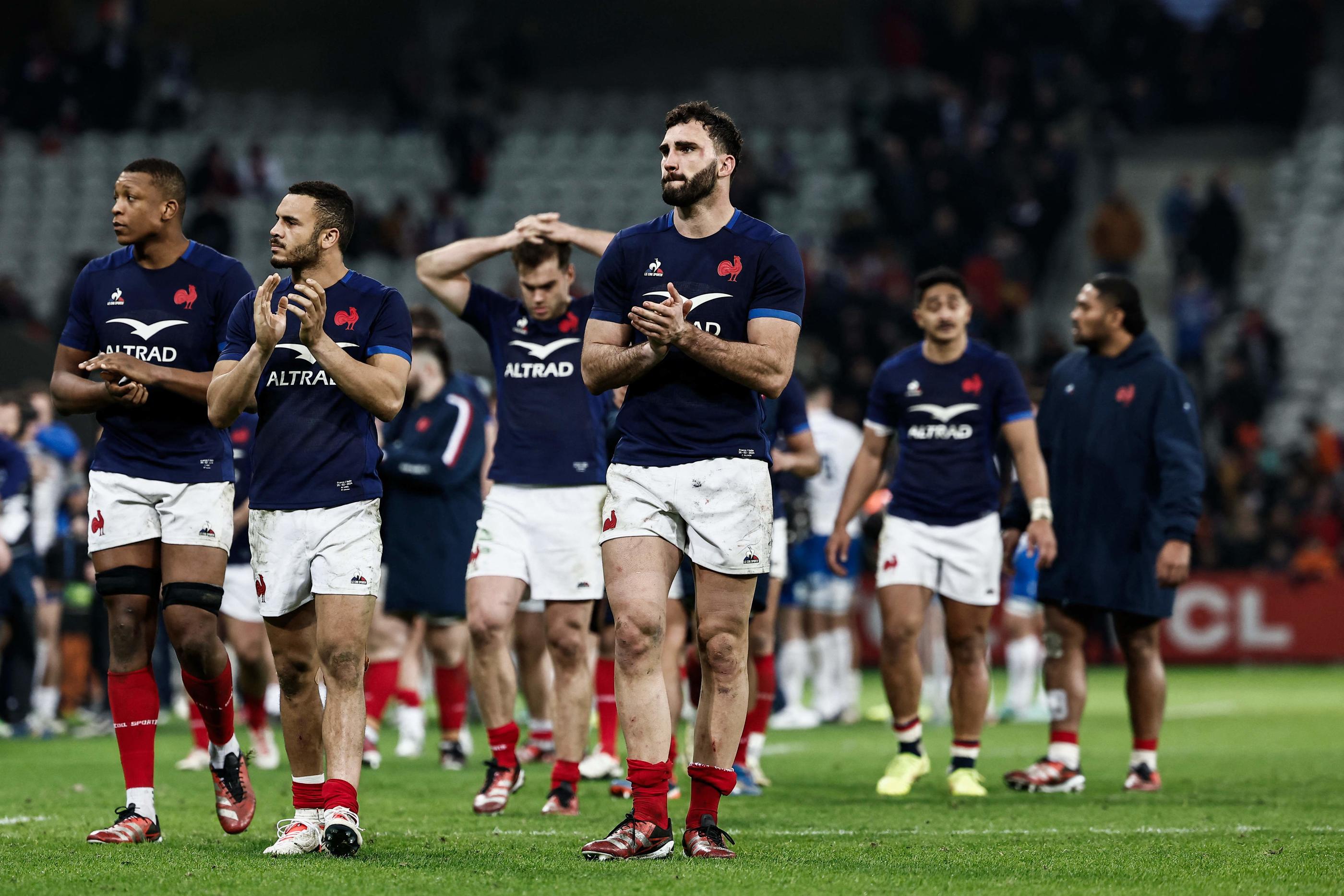 Les Bleus, avec leur capitaine Charles Ollivon en tête, applaudissent leurs supporters mais le cœur n'y est pas. Le match nul contre l'Italie résonne comme un échec. AFP/Sameer Al-Doumy