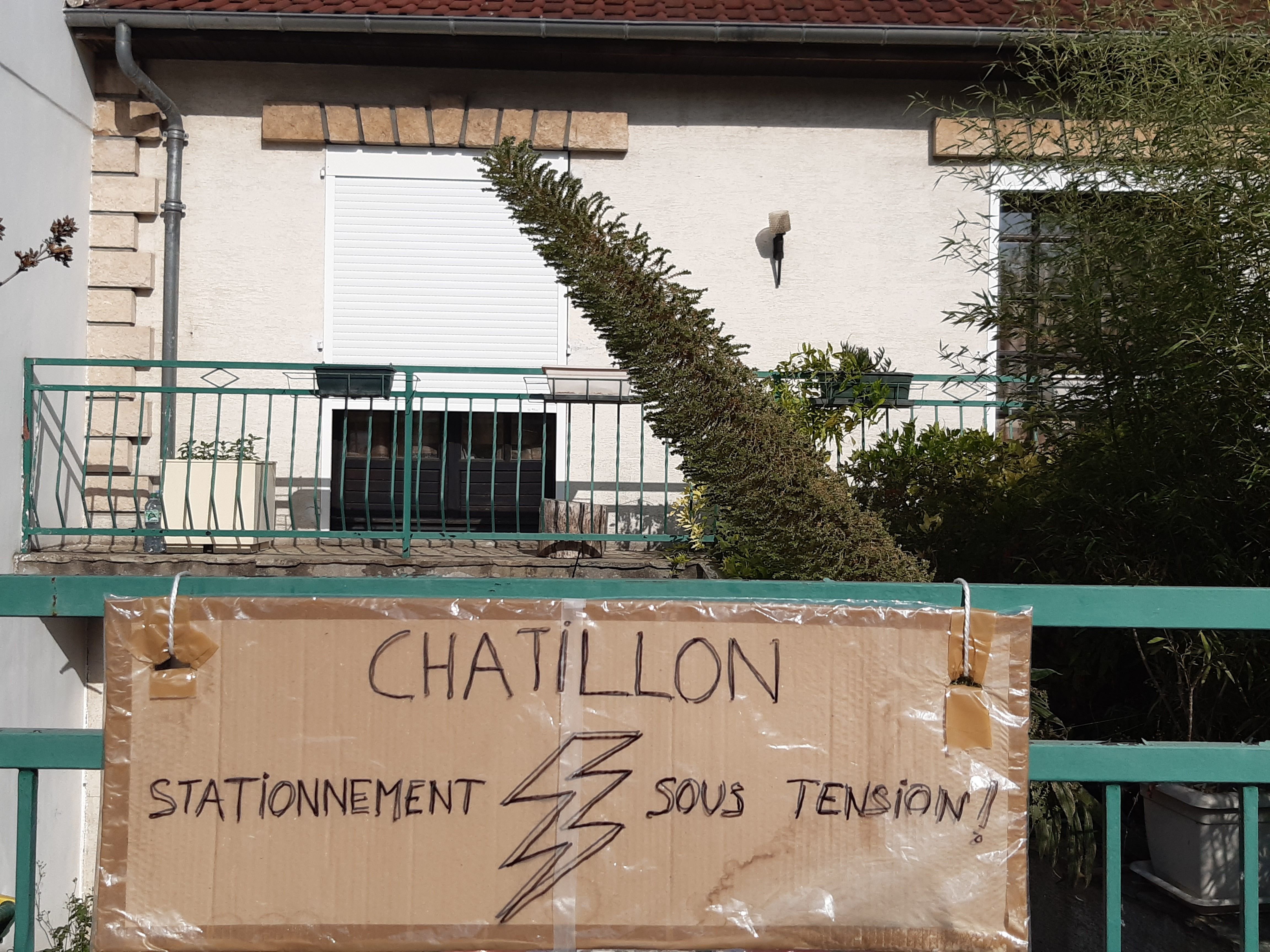 Châtillon-Clamart, juillet 2022. Les Châtillonnais avaient protesté contre la mise en place, l'été dernier, du stationnement payant d'un côté de la rue. LP/M.L.