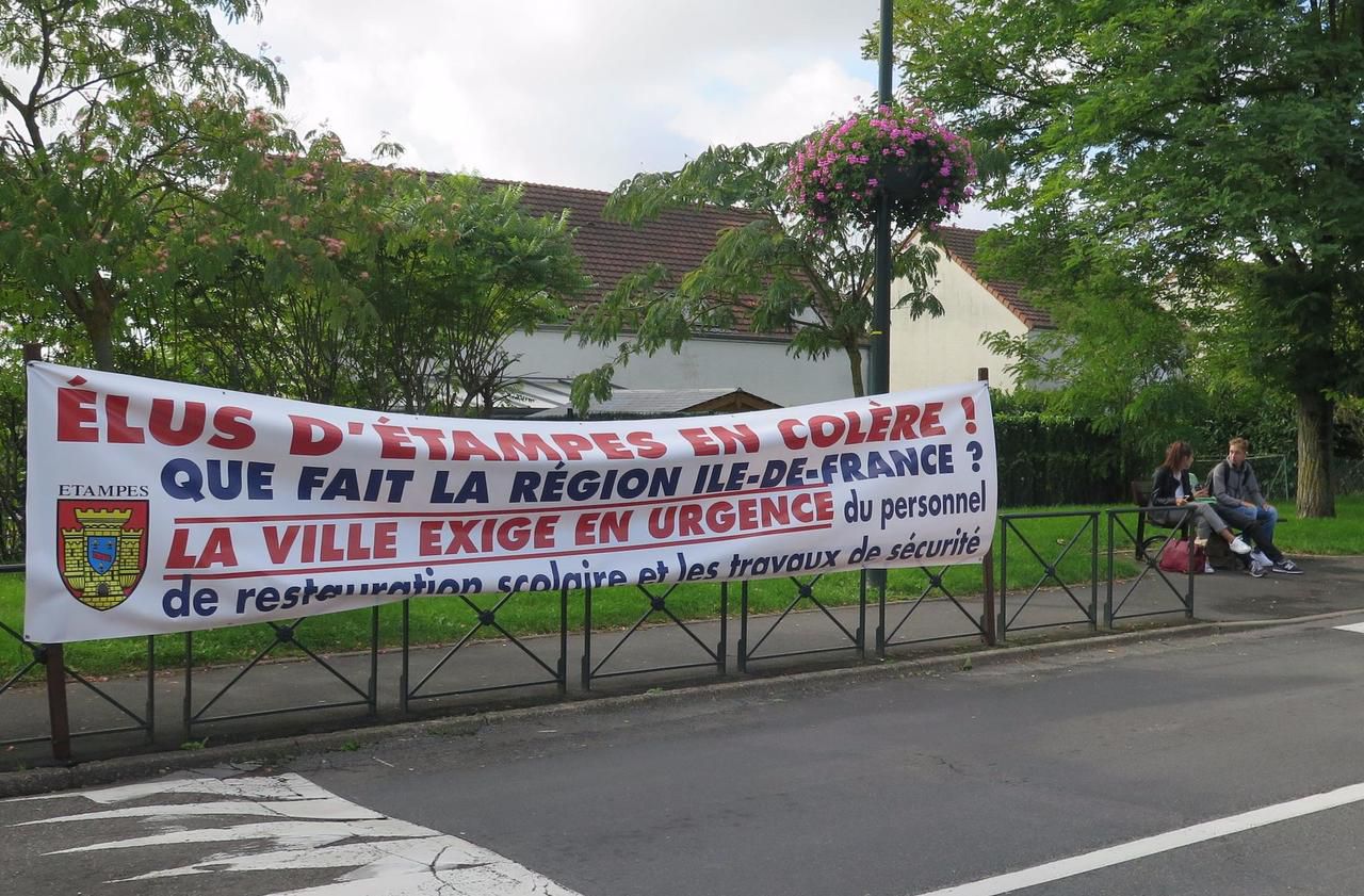 <b></b> Etampes, lundi. Après une forte mobilisation, le lycée Geoffroy-Saint-Hilaire a retrouvé sa cantine (pas encore ouverte depuis la rentrée) et devrait être sécurisé. 