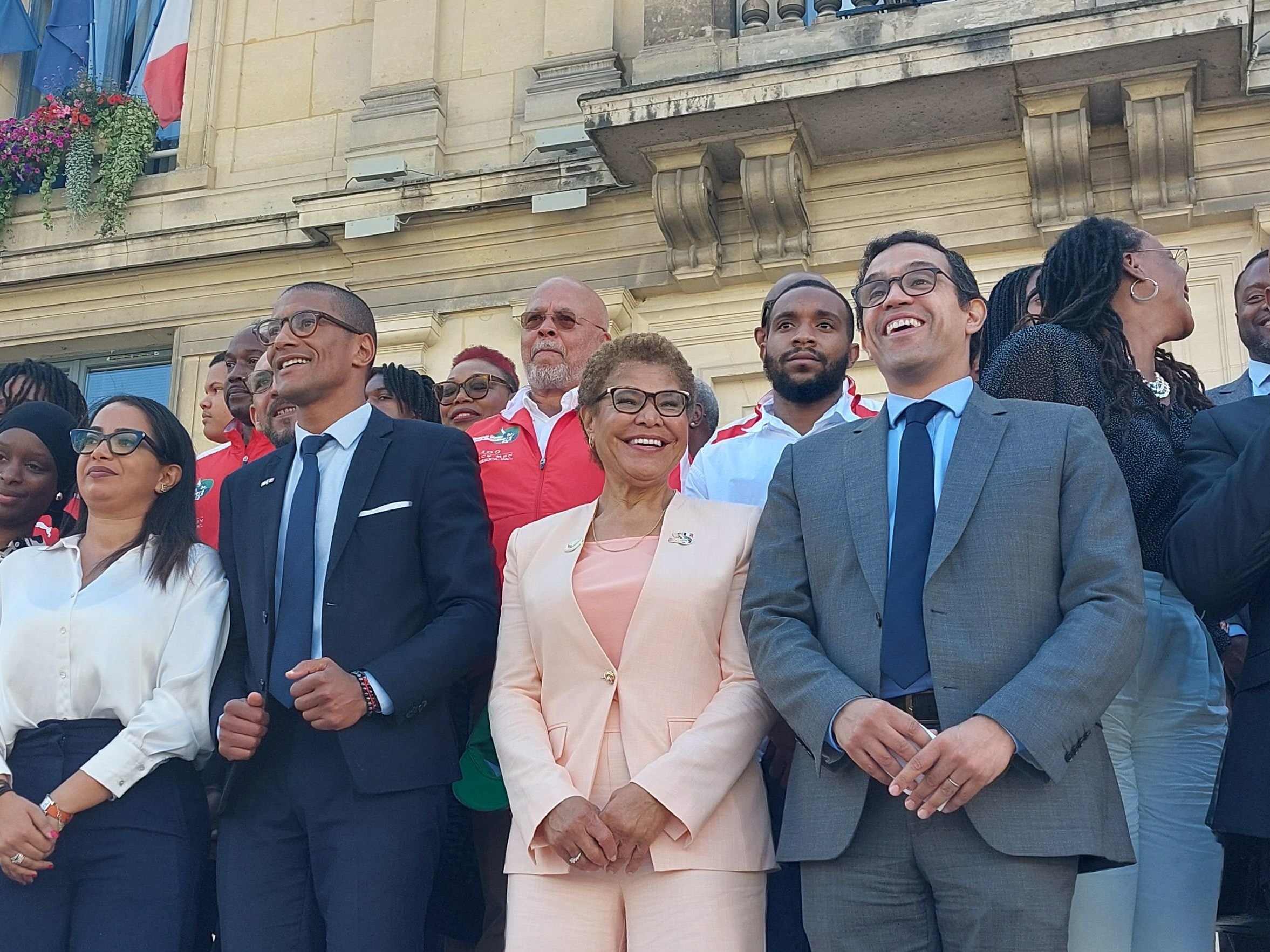 Saint-Ouen (Seine-Saint-Denis), ce jeudi. Karen Bass, maire démocrate de Los Angeles (au centre), pose au côté du maire de Saint-Ouen Karim Bouamrane (à sa droite). LP/G.B.