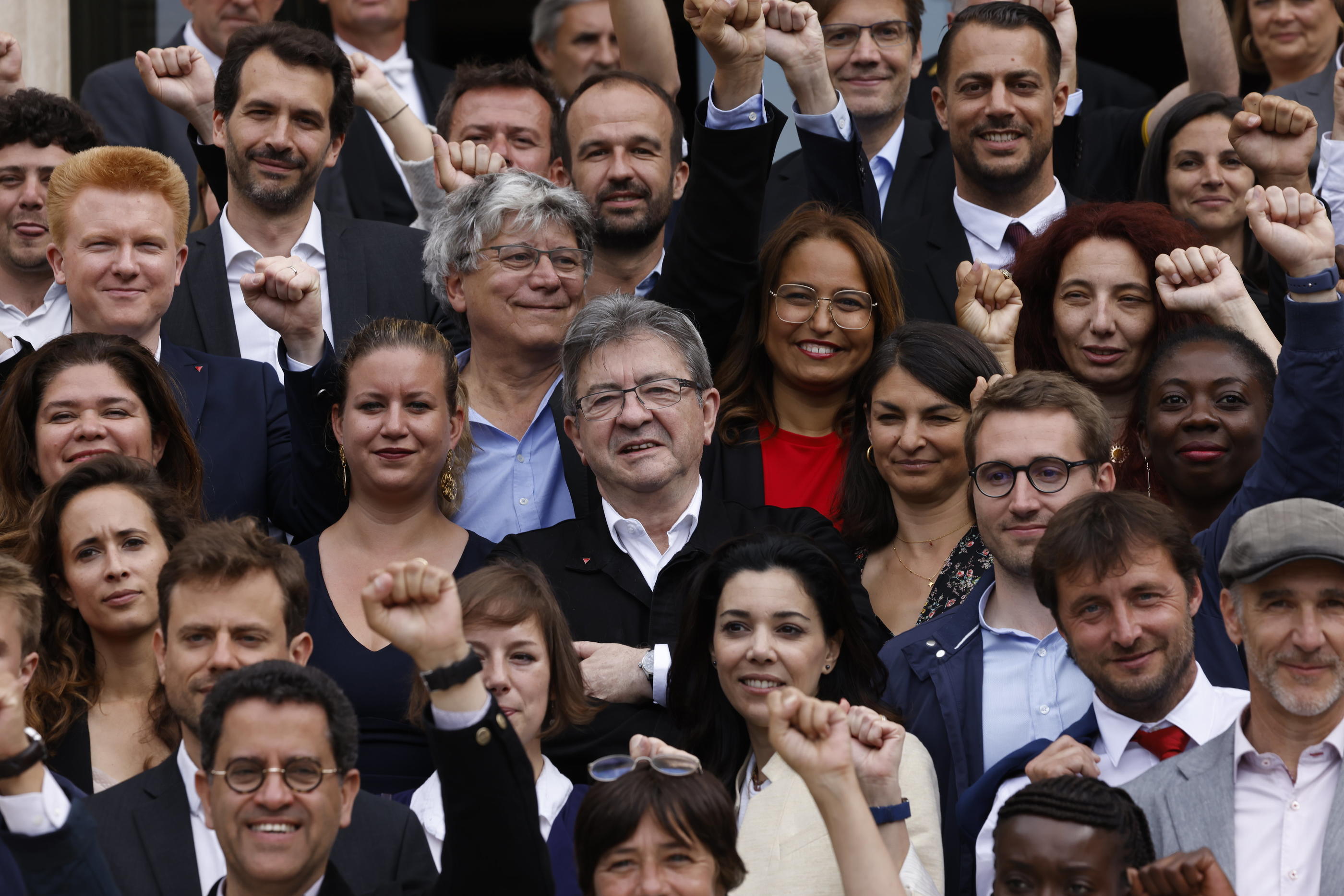 Paris, mardi 21 juin 2022. Jean-Luc Mélenchon pose sur les marches de l'Assemblée nationale, entouré des députés Insoumis. LP/Olivier Corsan