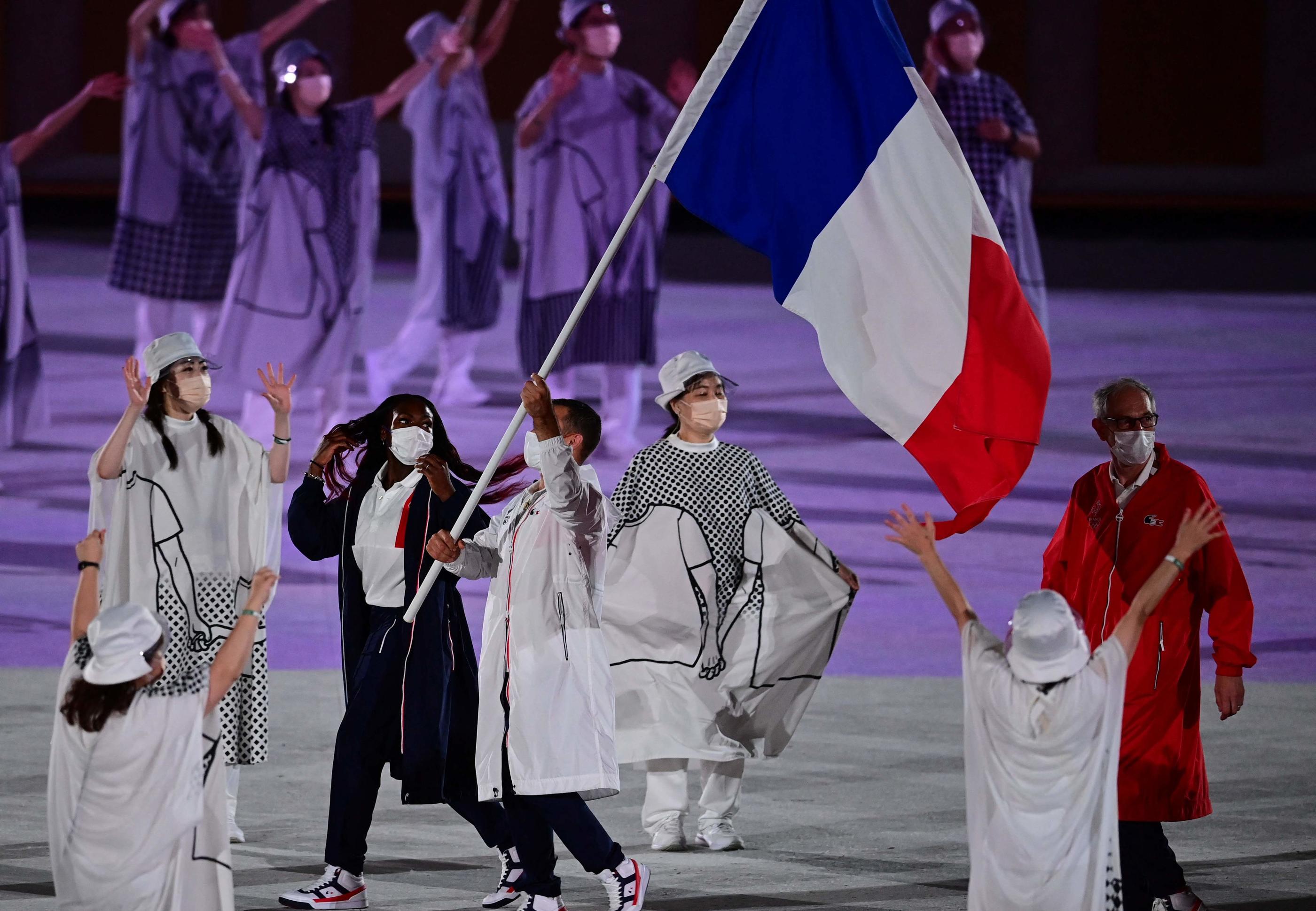 Clarisse Agbégnénou et Samir Ait Saïd étaient porte-drapeau lors de la cérémonie d'ouverture des Jeux de Tokyo. AFP/Franck Fife