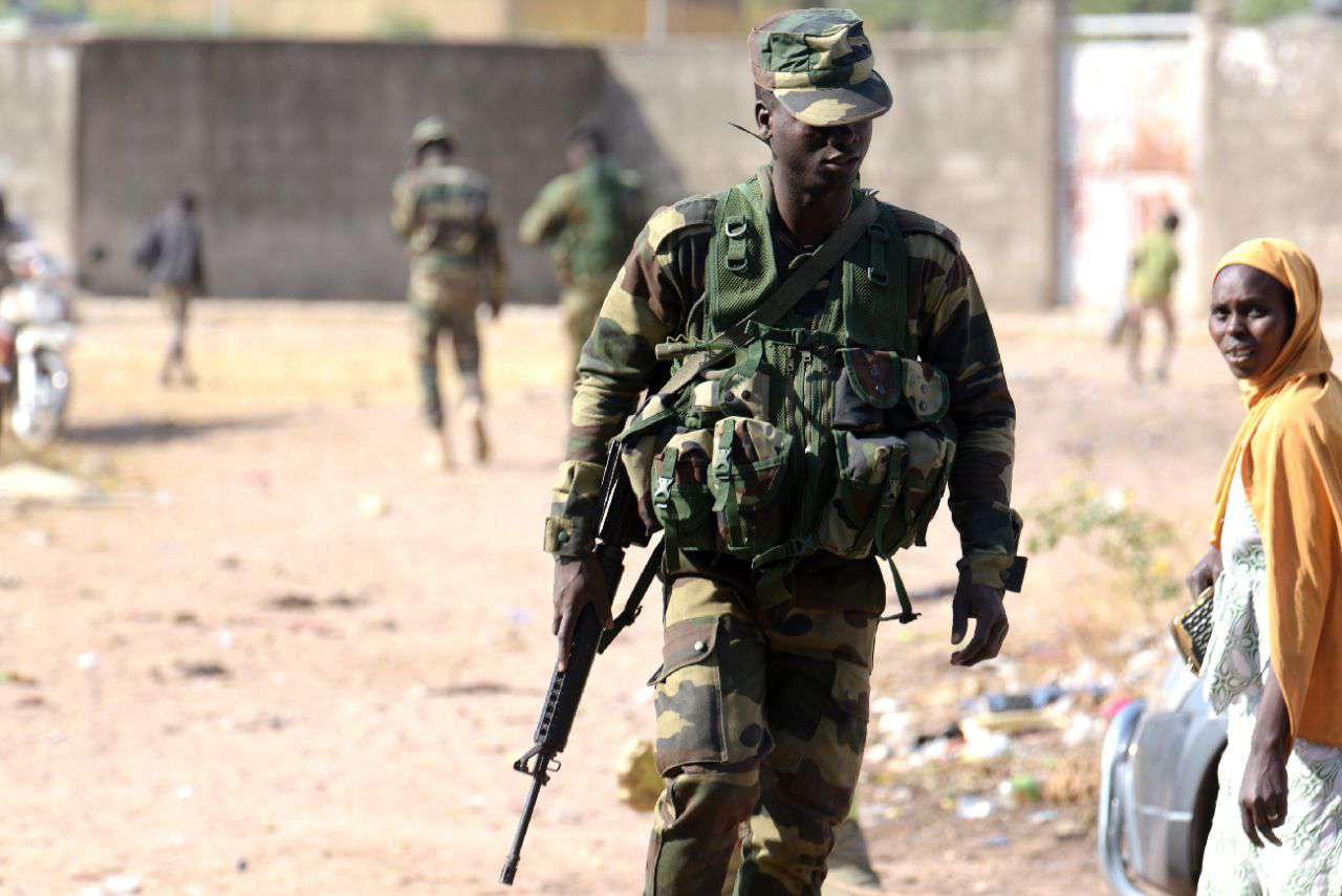 Les Forces d'attente de la Cédéao (FAC) sont déjà intervenues, sur des opérations de courte durée, dans certains États-membres. Ici, un soldat sénégalais en patrouille le 20 janvier 2017 près du camp de réfugiés de Karang à la frontière avec la Gambie. AFP/SEYLLOU