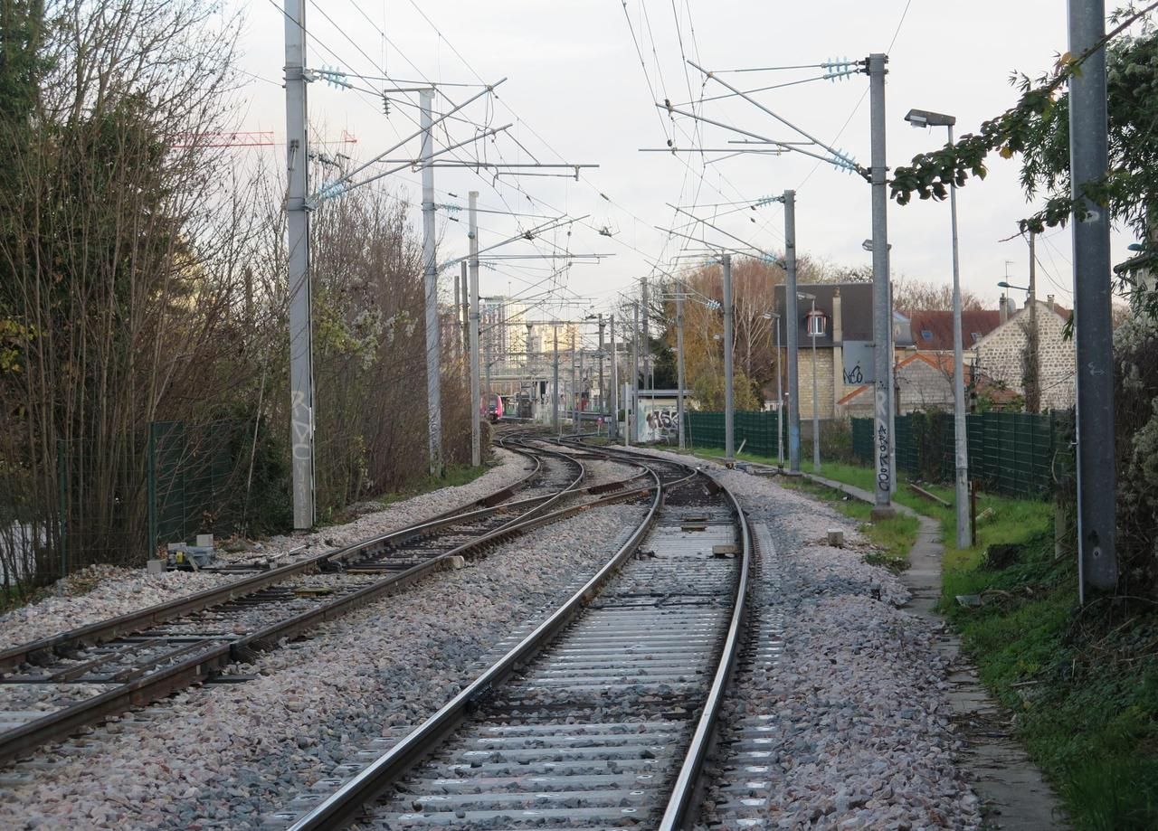 <b></b> La ligne J, qui peut désormais être empruntée par des trains de fret, traverse le centre-ville de Pontoise (Val-d’Oise).