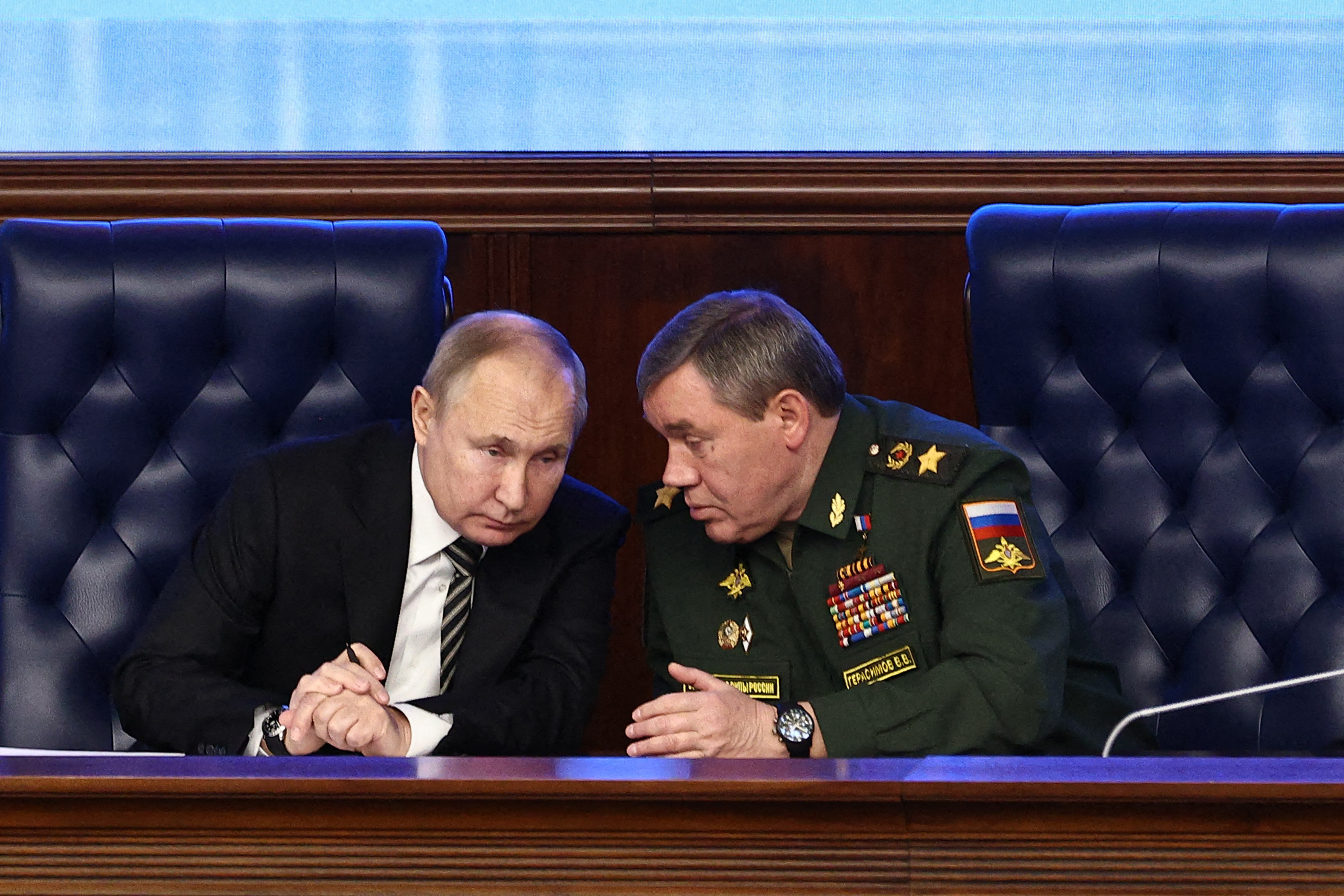 Vladimir Poutine et Valery Gerasimov, ancien ministre de la Défense, depuis devenu chef d'état-major, (ici en 2021) disposent tout deux de clés nécessaires au lancement d'une attaque nucléaire. Tass/ABACA/Tereshchenko Mikhail